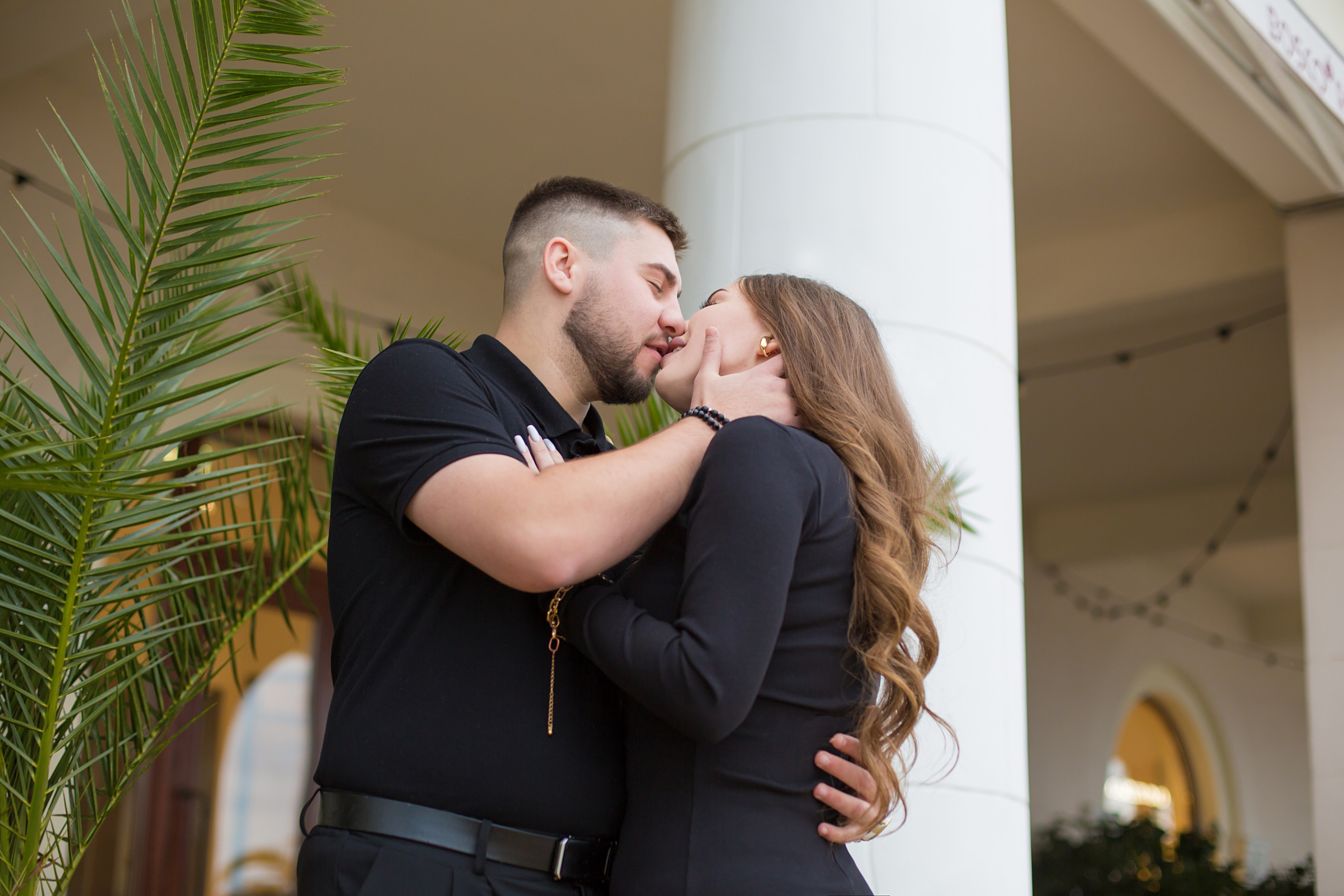 парень целует девушку с длинными волосами