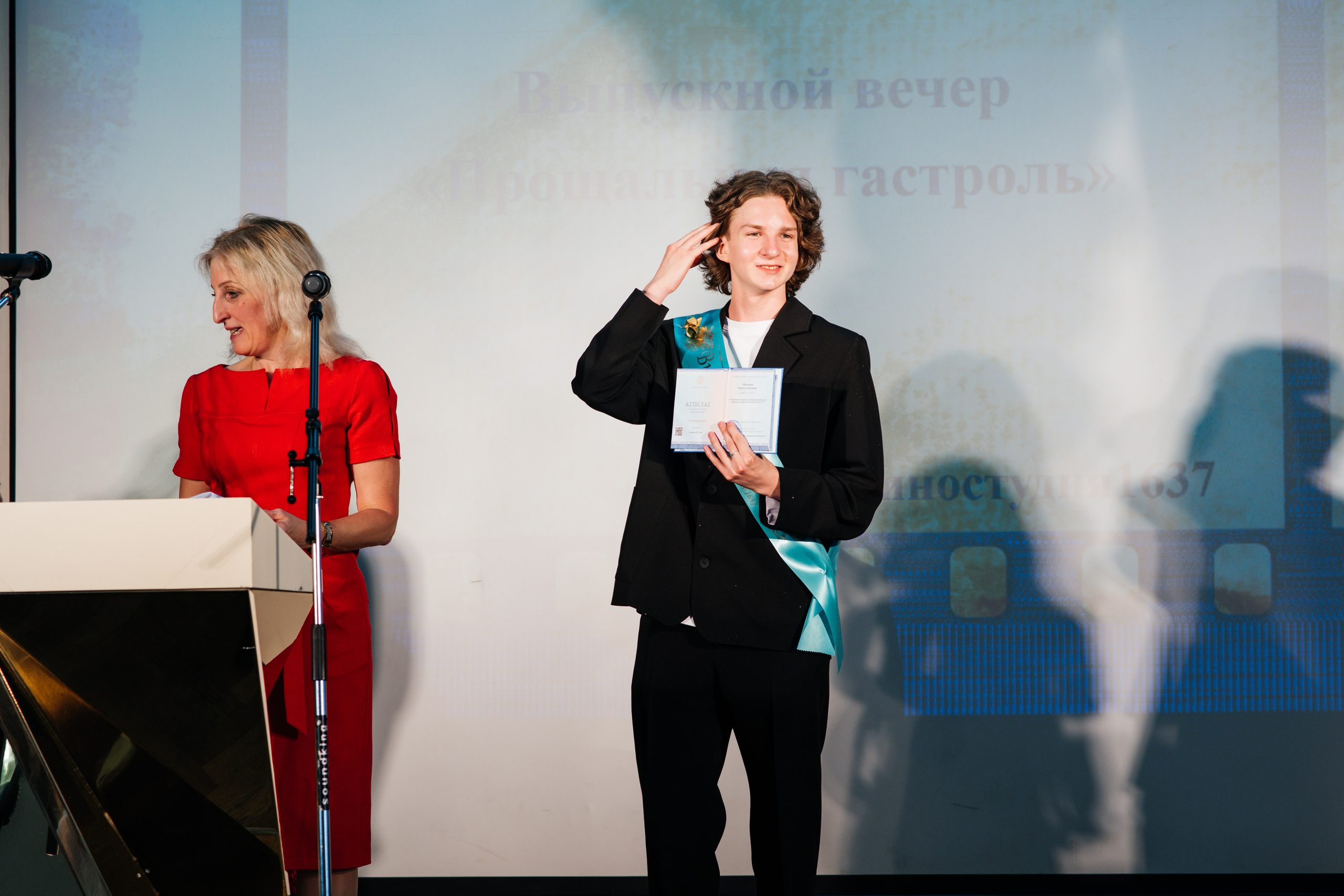 Вручение аттестатов. Выпускные альбомы в Подольске Москве и МО