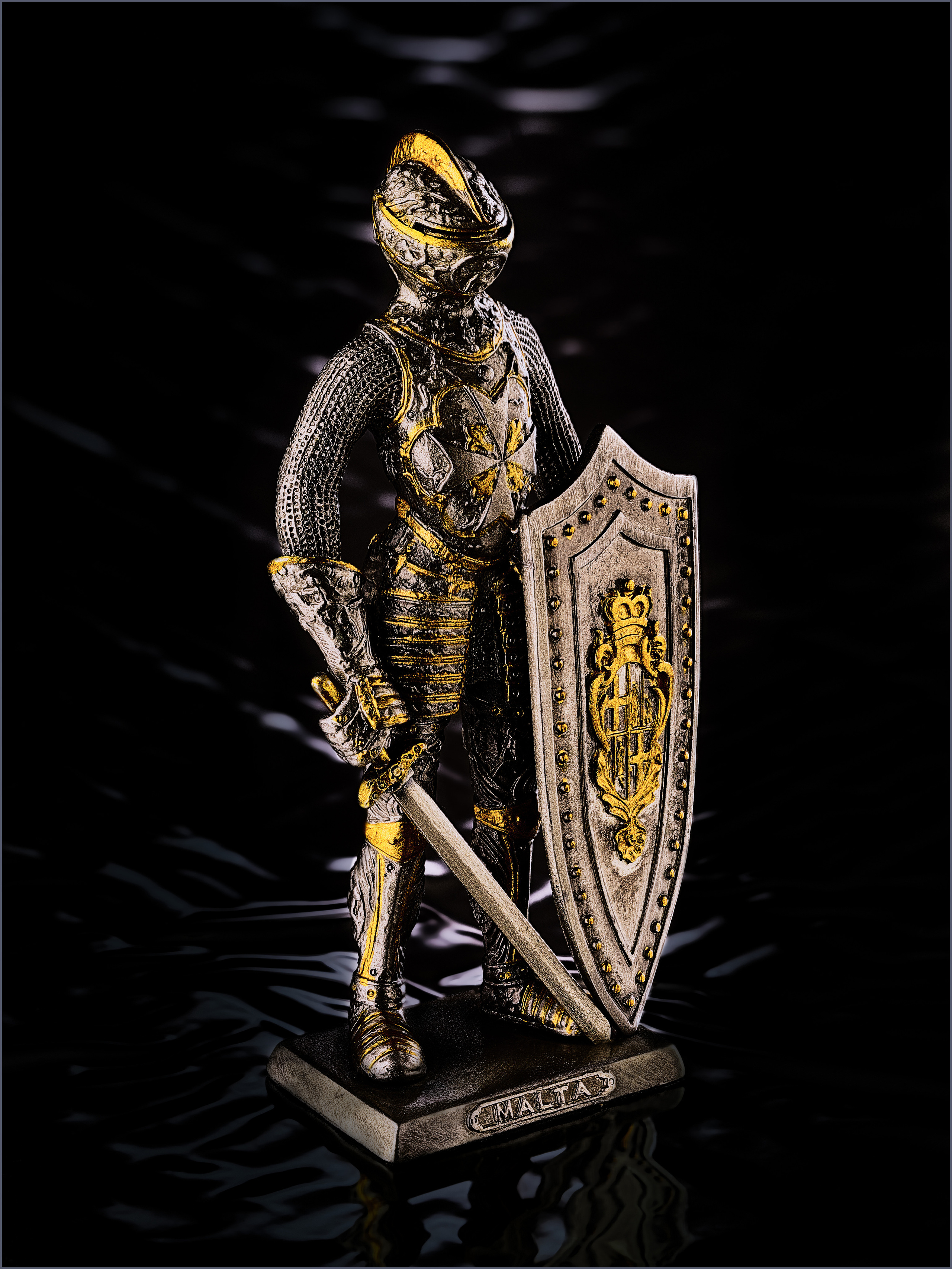  фигурка  мальтийского рыцаря в стальных доспехах с  включениями жёлтого металла с мечом и щитом на фоне лунной дорожки