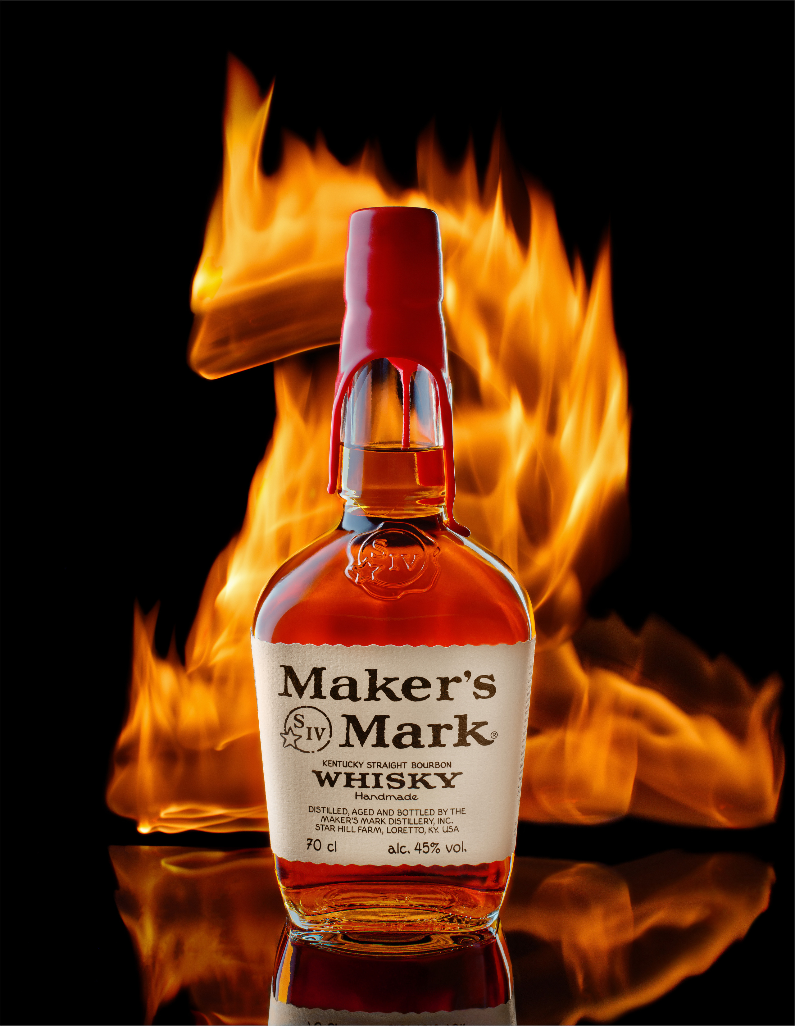 виски-бурбон maker mark на фоне огненного дракона