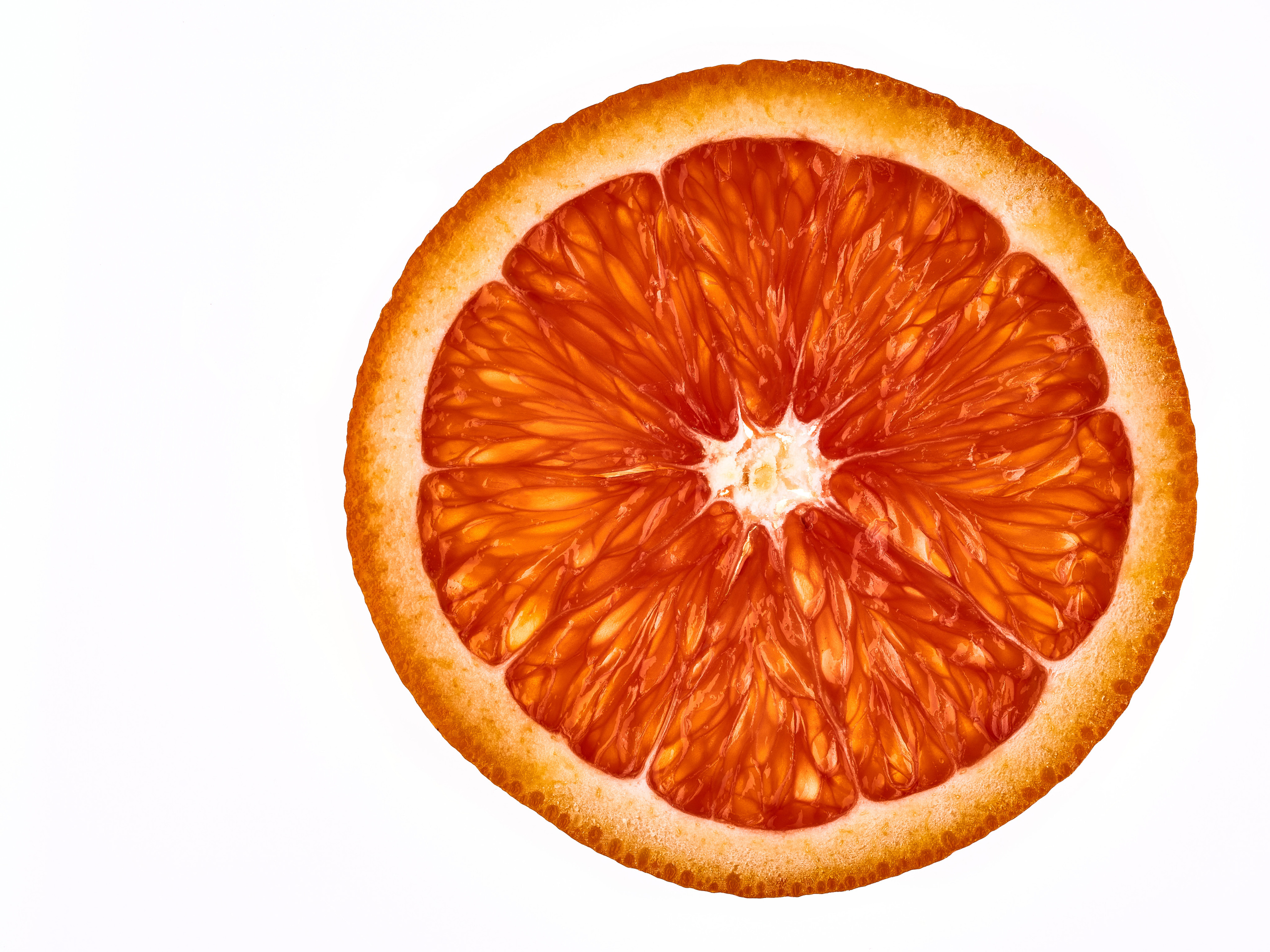 слайс апельсина на просвет на белом фоне