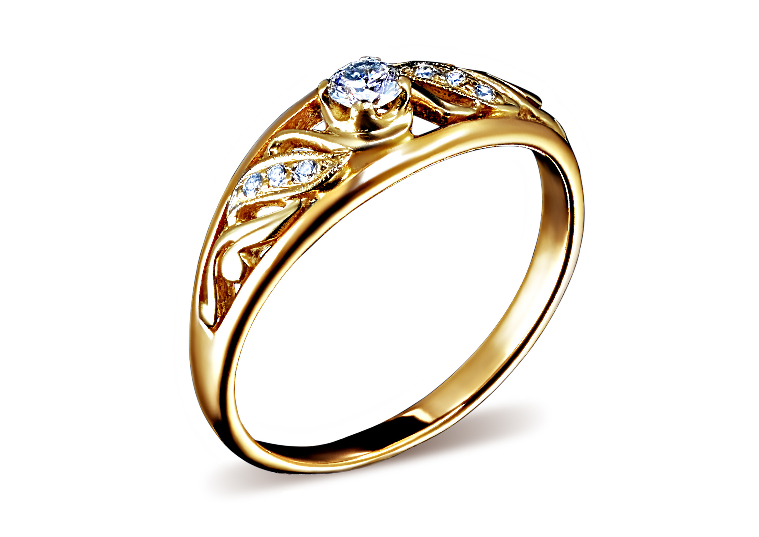 золотое  кольцо с бриллиантами на белом фоне