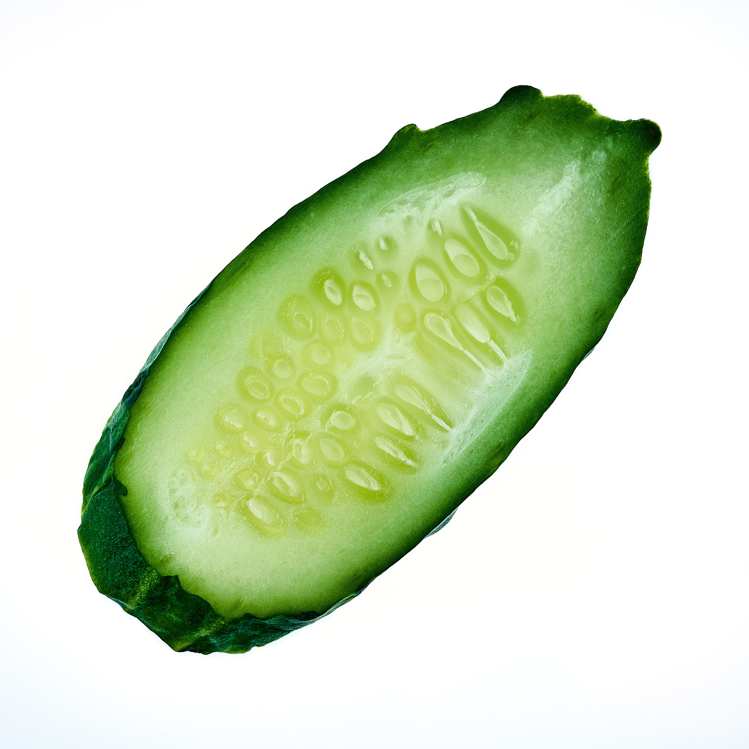 фото дольки огурца на просвет на белом фоне