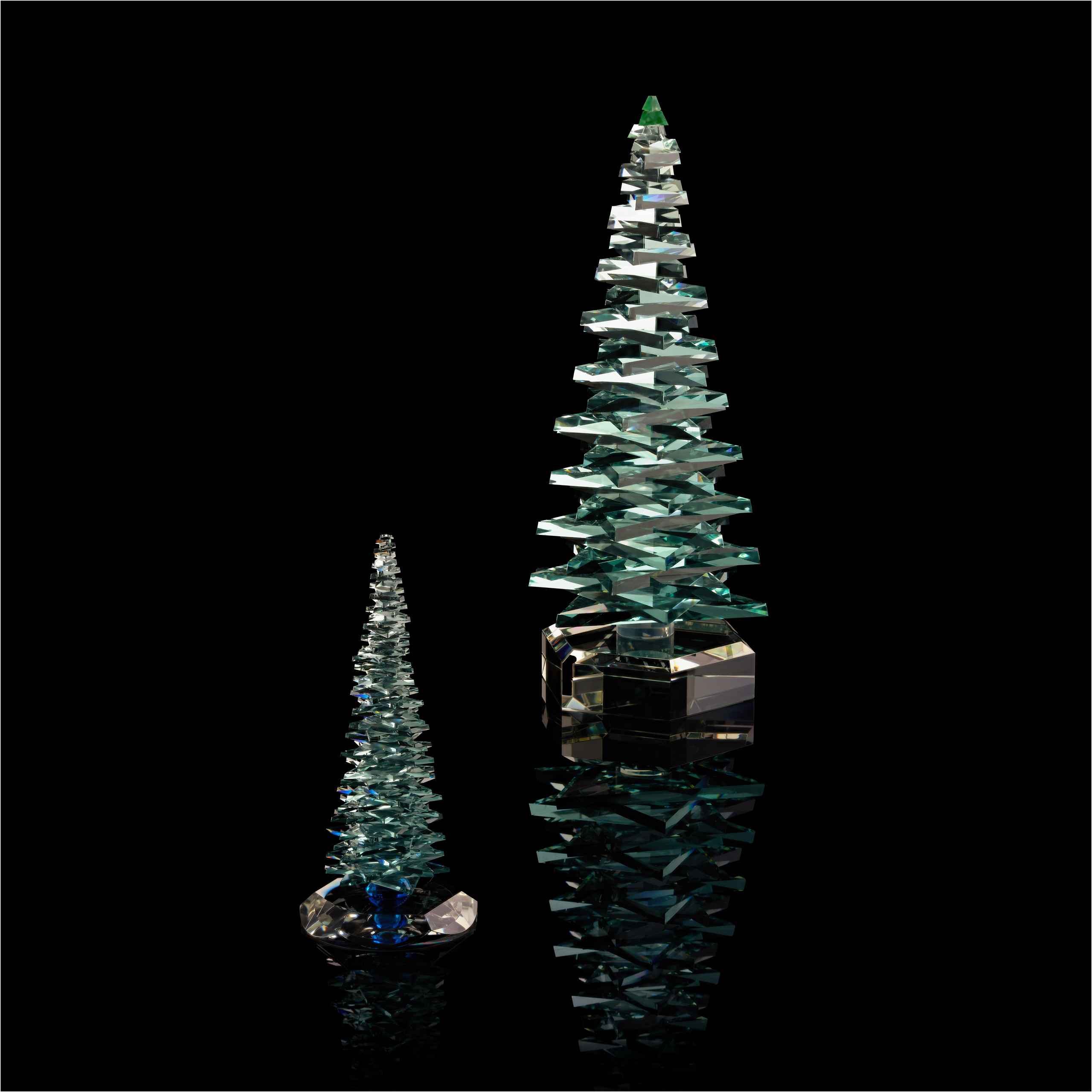  две разные по размеру стеклянные ёлки