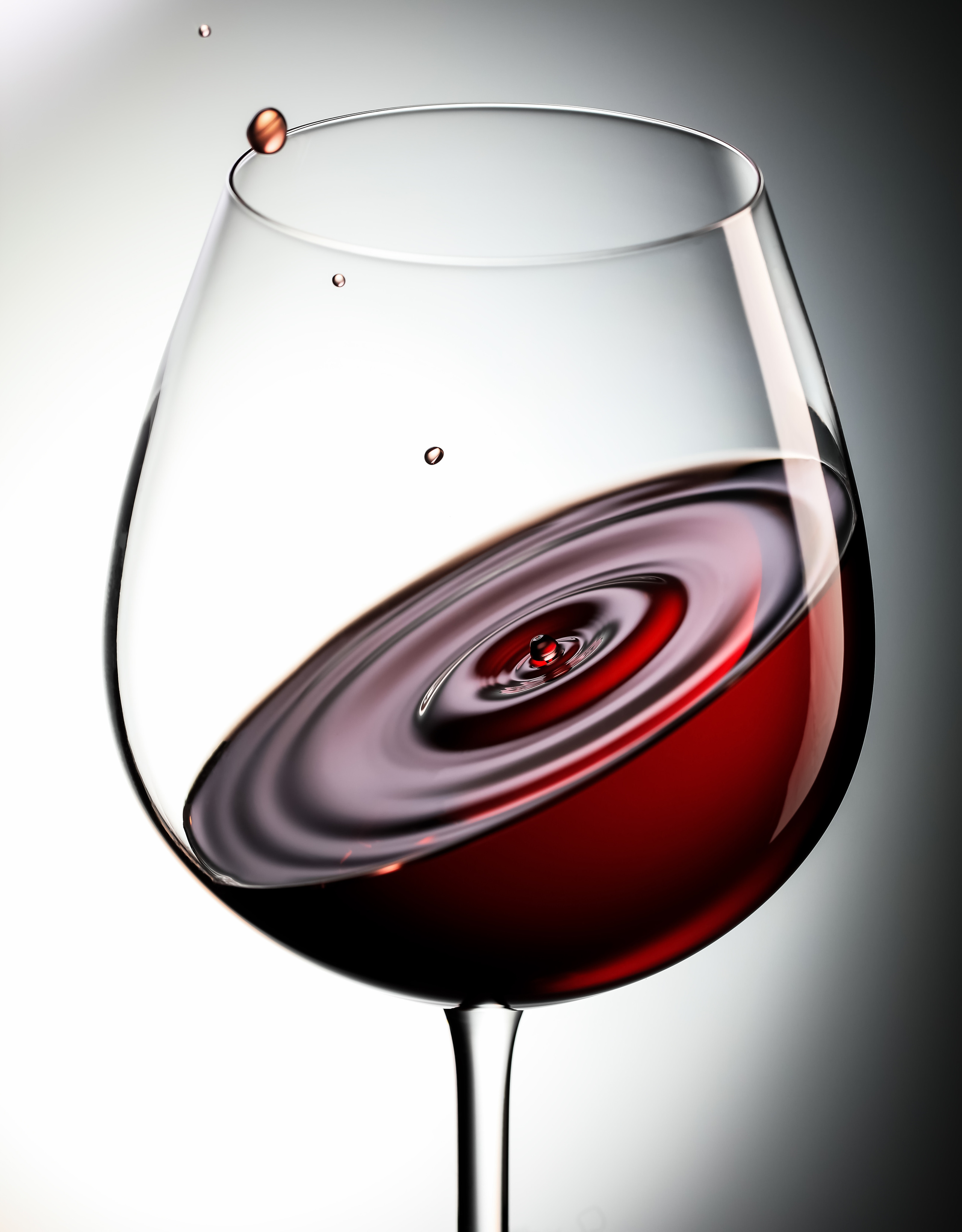  бокал с вином с влетающими в него каплями