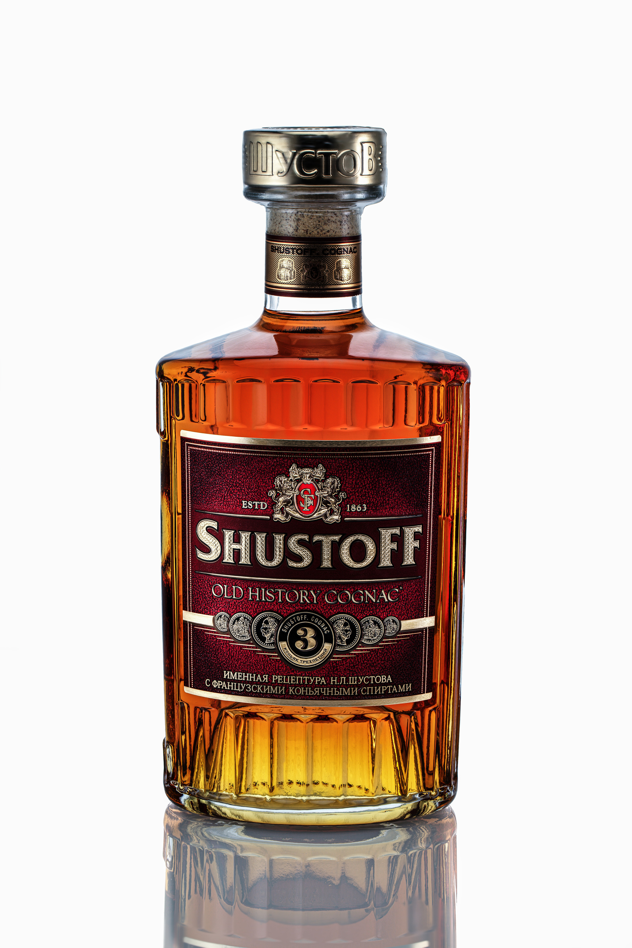  коньяк  Шустов на просвет на белом фоне