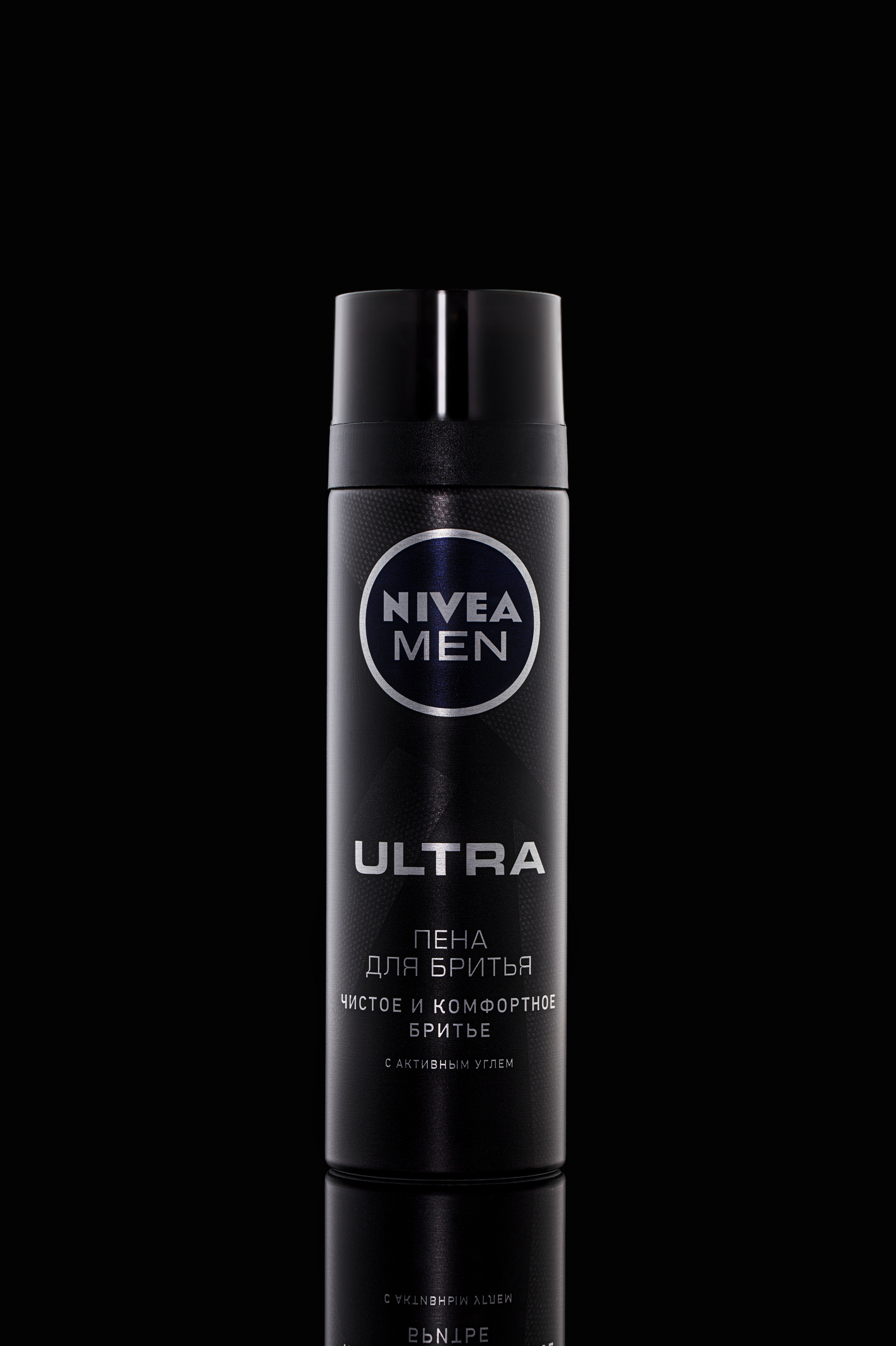 черная  пенка для бритья нивея на черном фоне