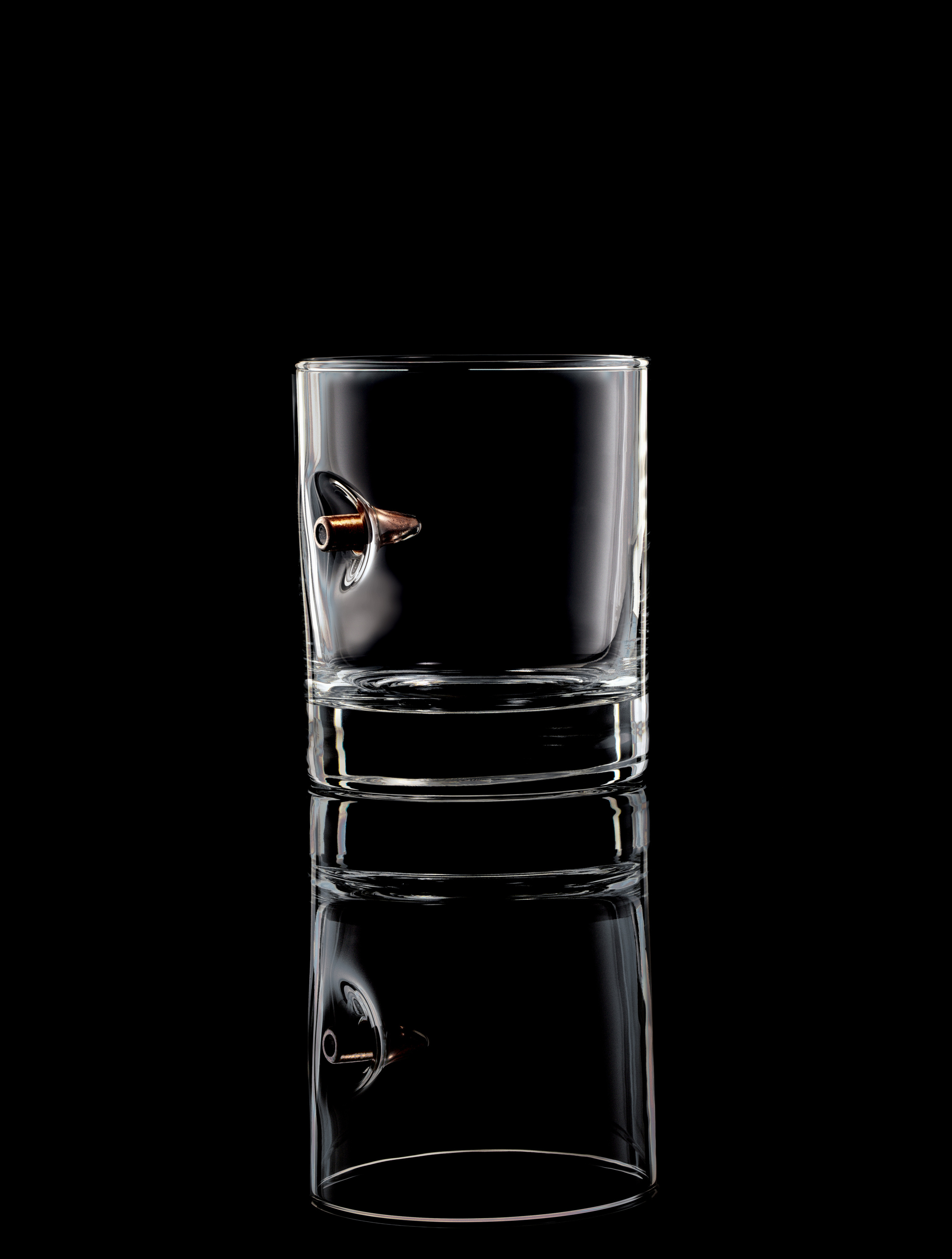 стеклянный бокал для виски с пулей