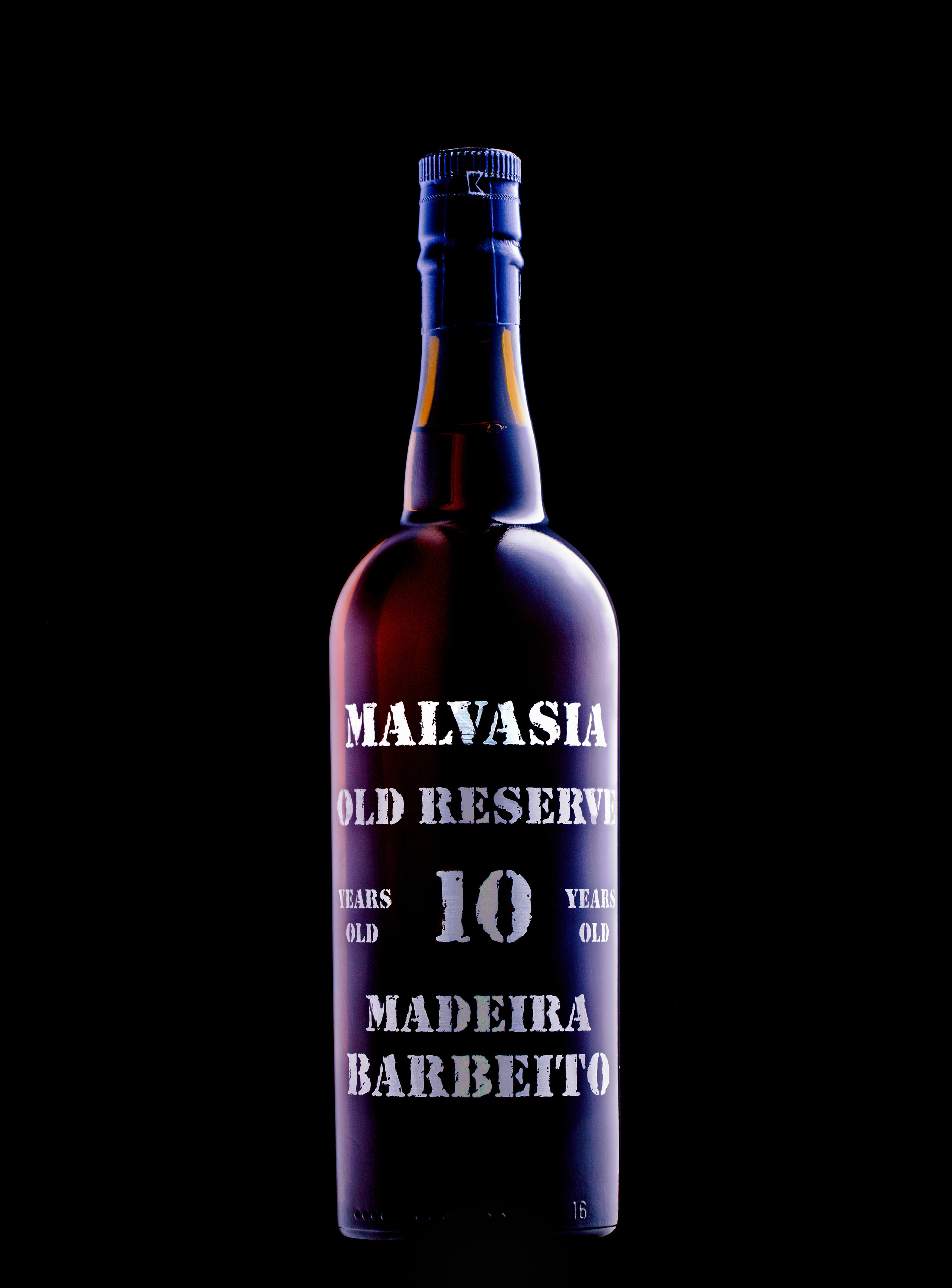 бутылка  мадейры десятилетней выдержки - градиент освещения создан внутри и снаружи
