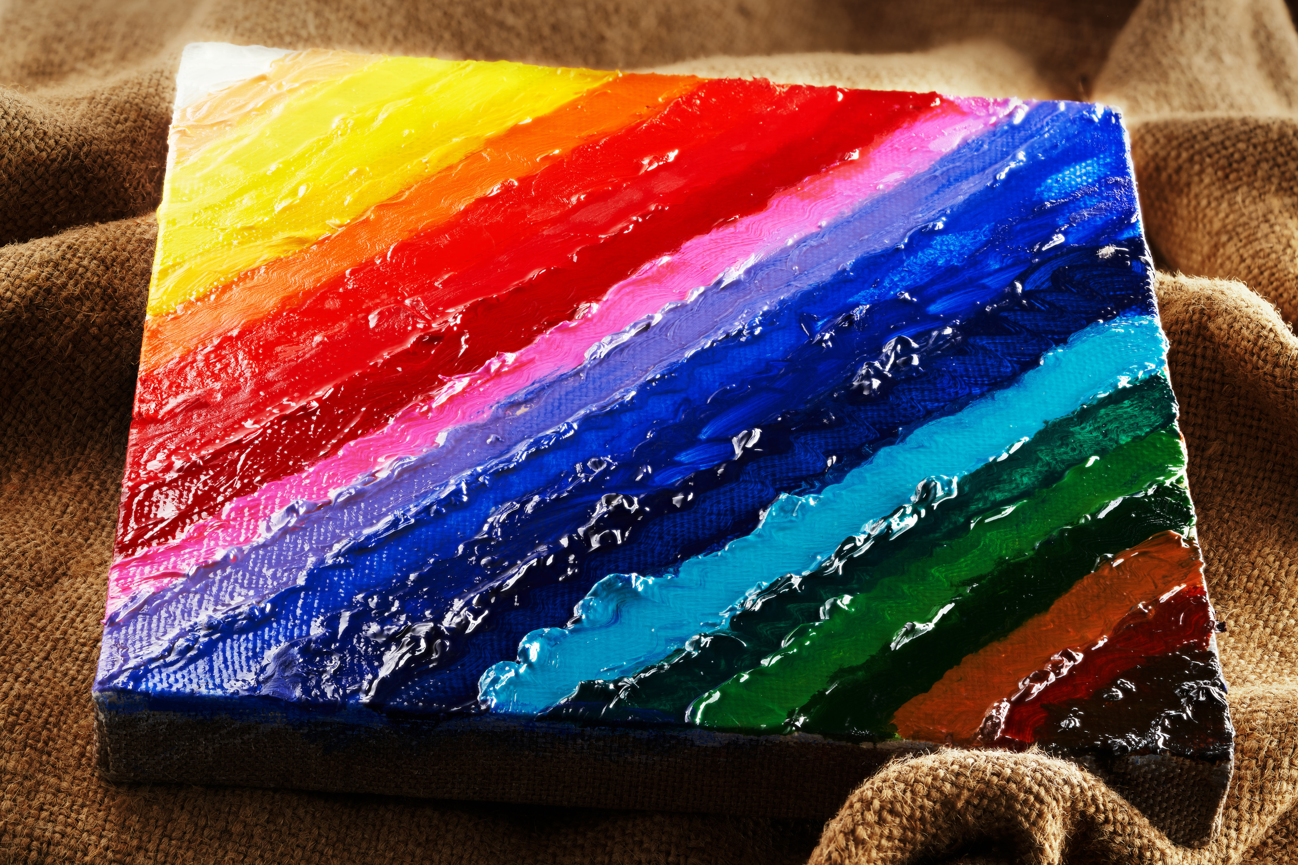  картина-разноцветные полоски масляной краски на холсте, лежащем на куске холста