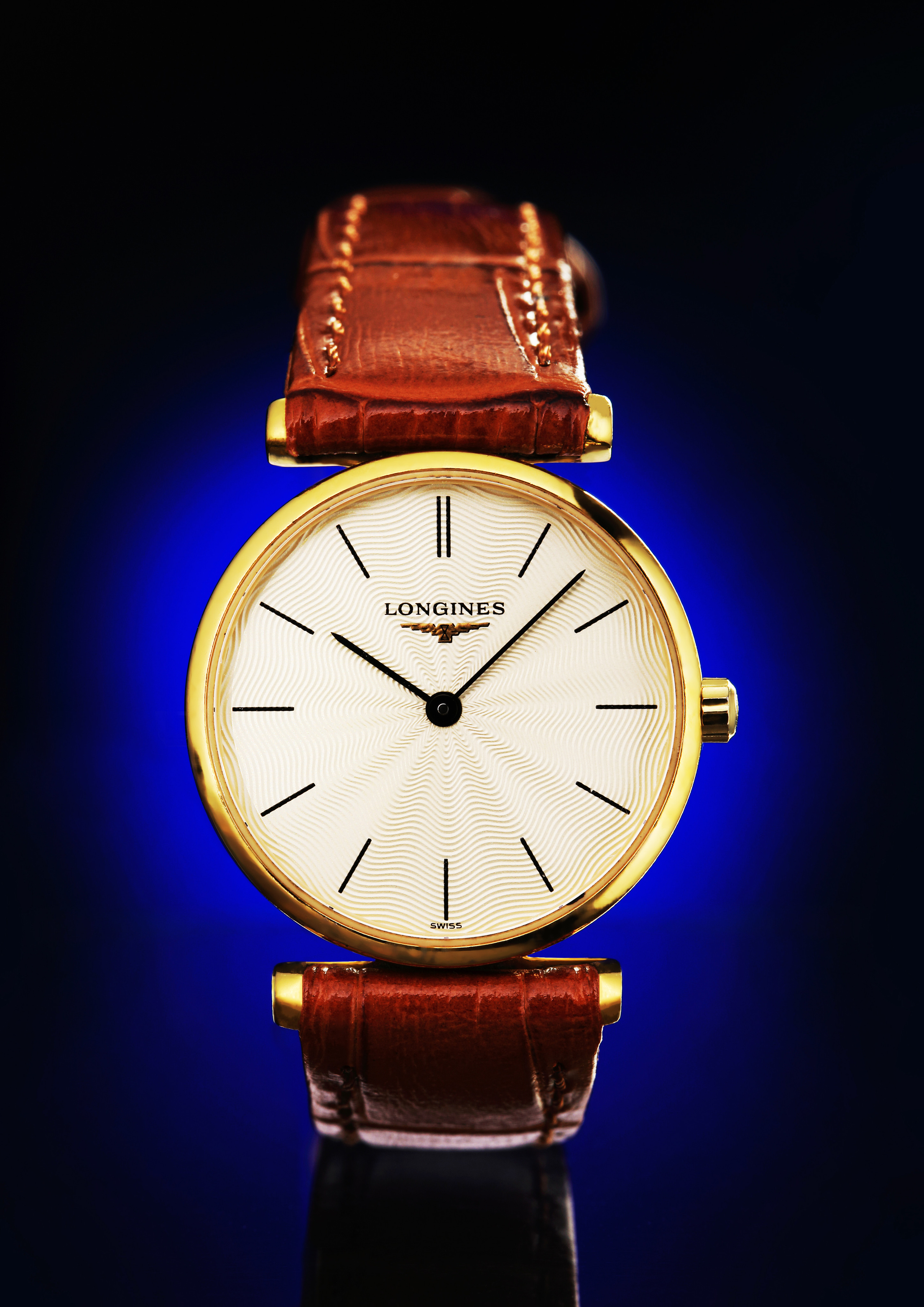  часы  longines на фоне синего градиентного пятна на черном