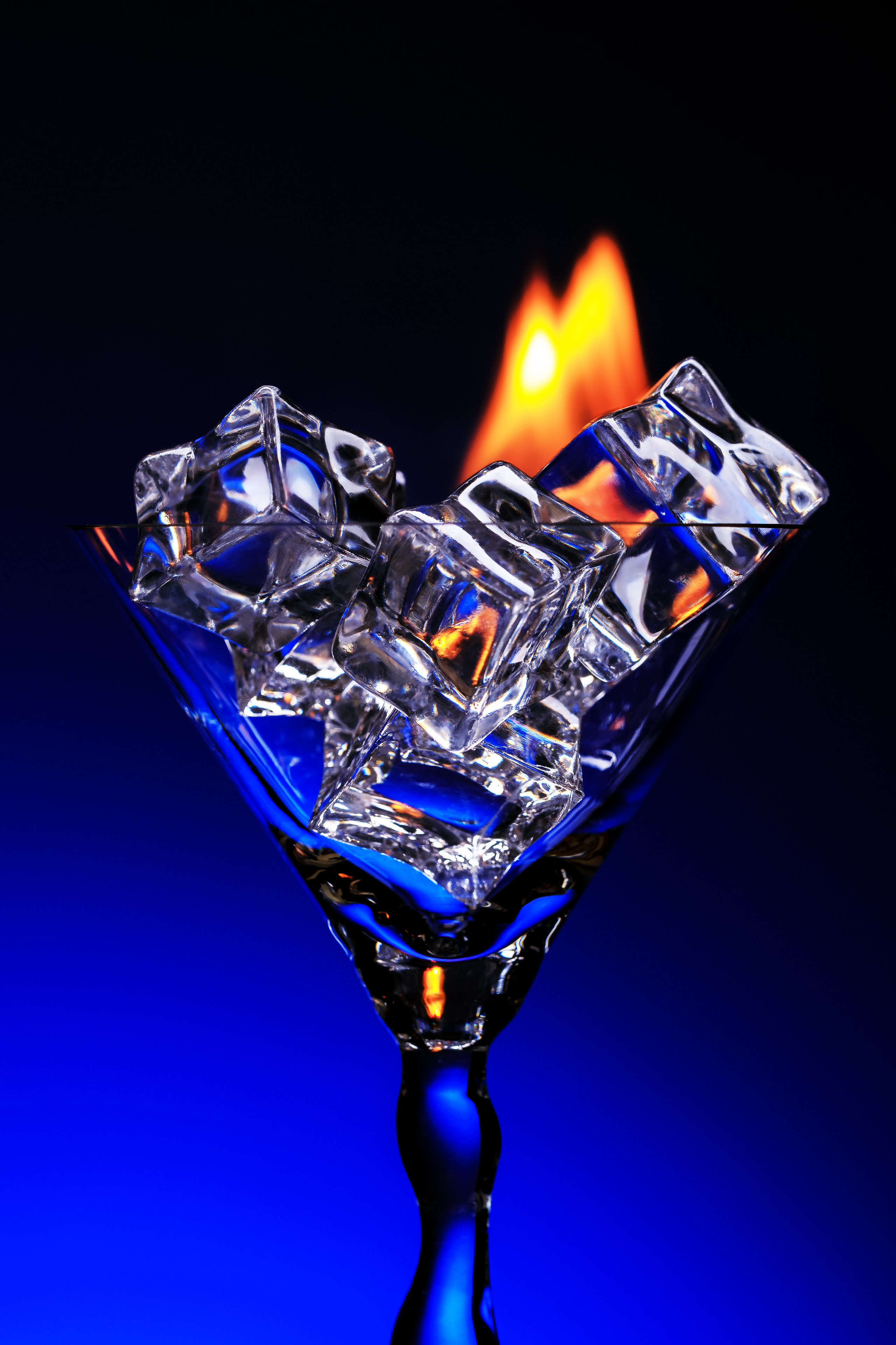  в  мартинке горит лёд на фоне градиента от синего к черному