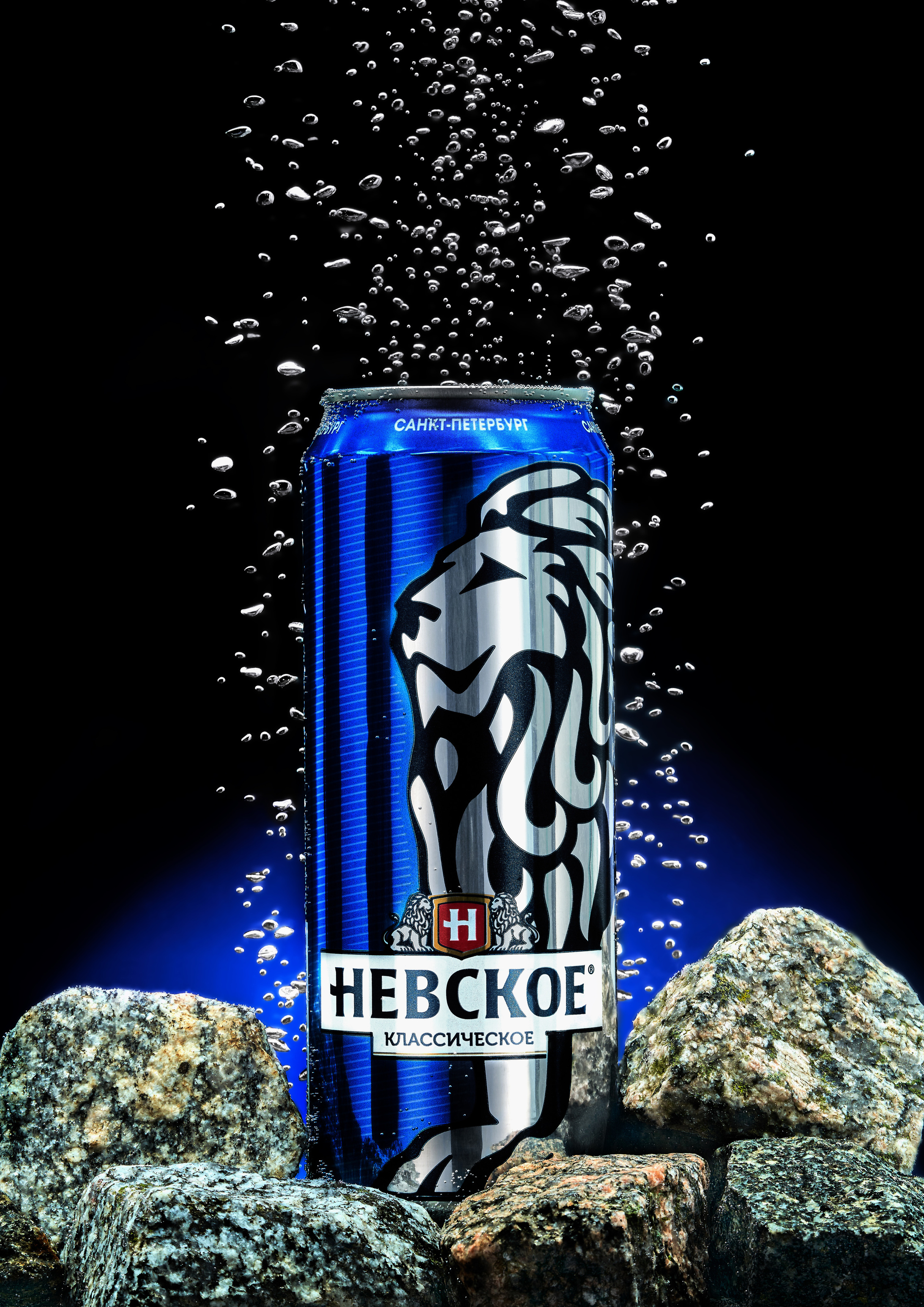 пиво  невское на граните на фоне пузырьков газа на фоне синего радиального градиента снизу переходящего в черный вверх