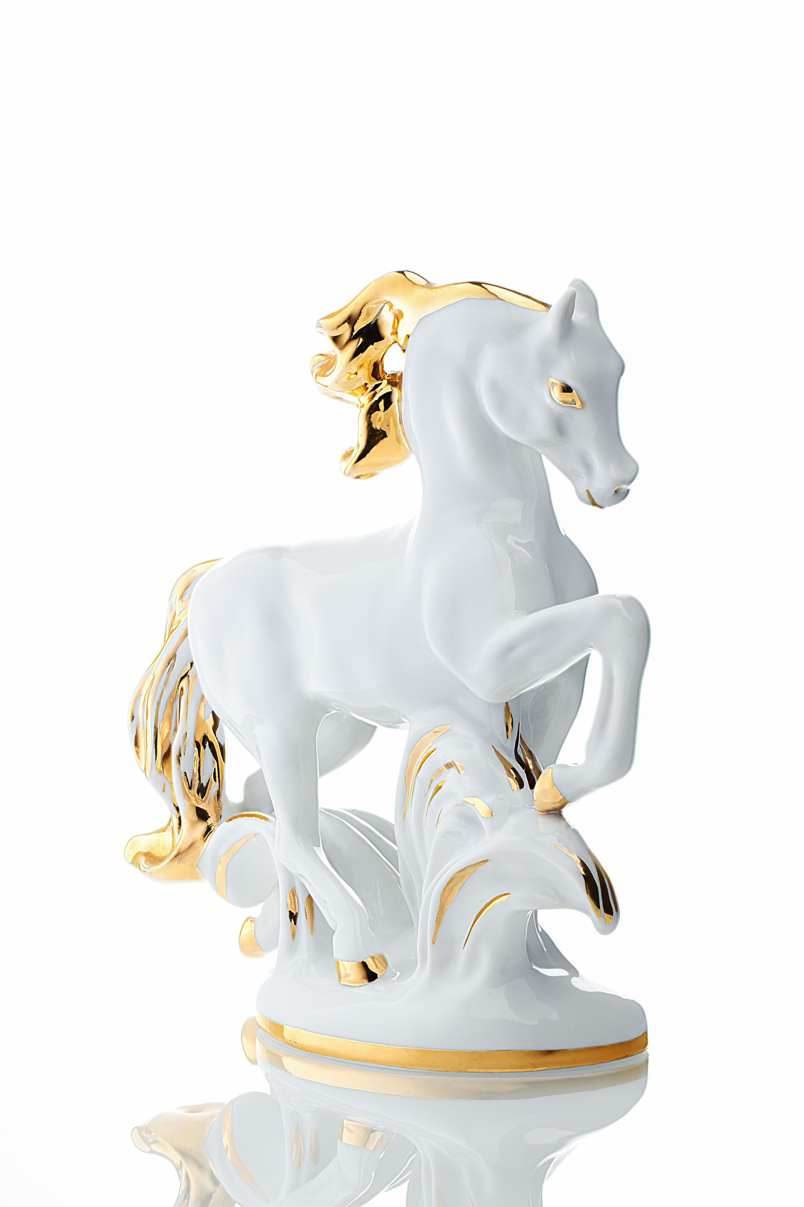  белая  фарфоровая лошадь с золотой гривой и  хвостом на белом фоне