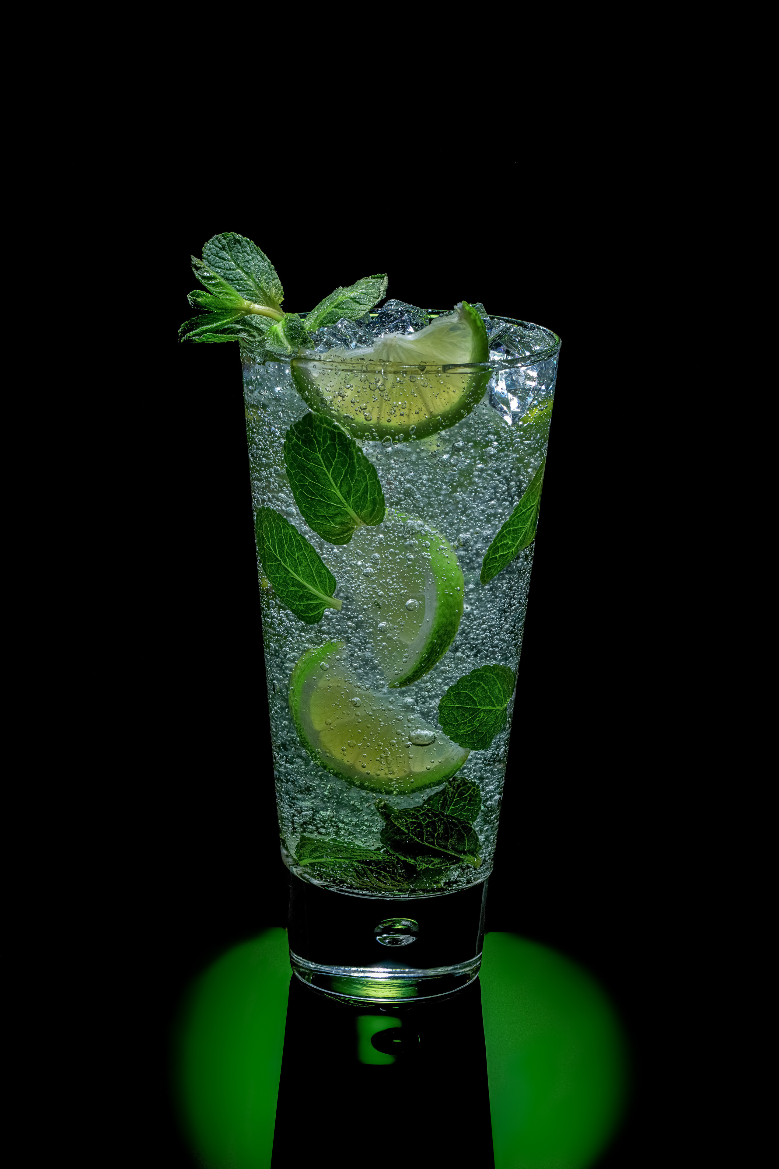 фото коктейля мохито с верним светом на темном фоне