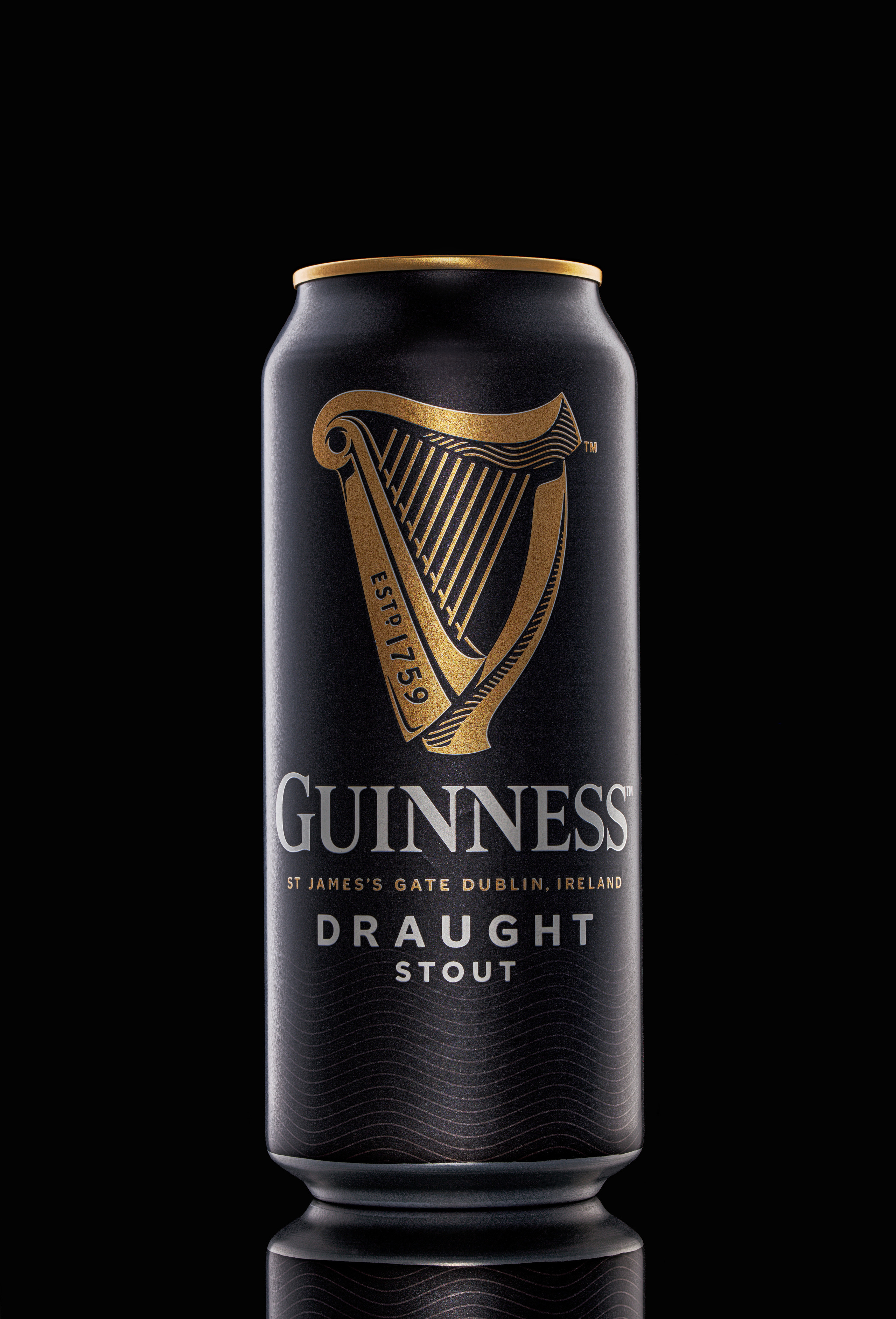 баночка пива guinnes на черном фоне 