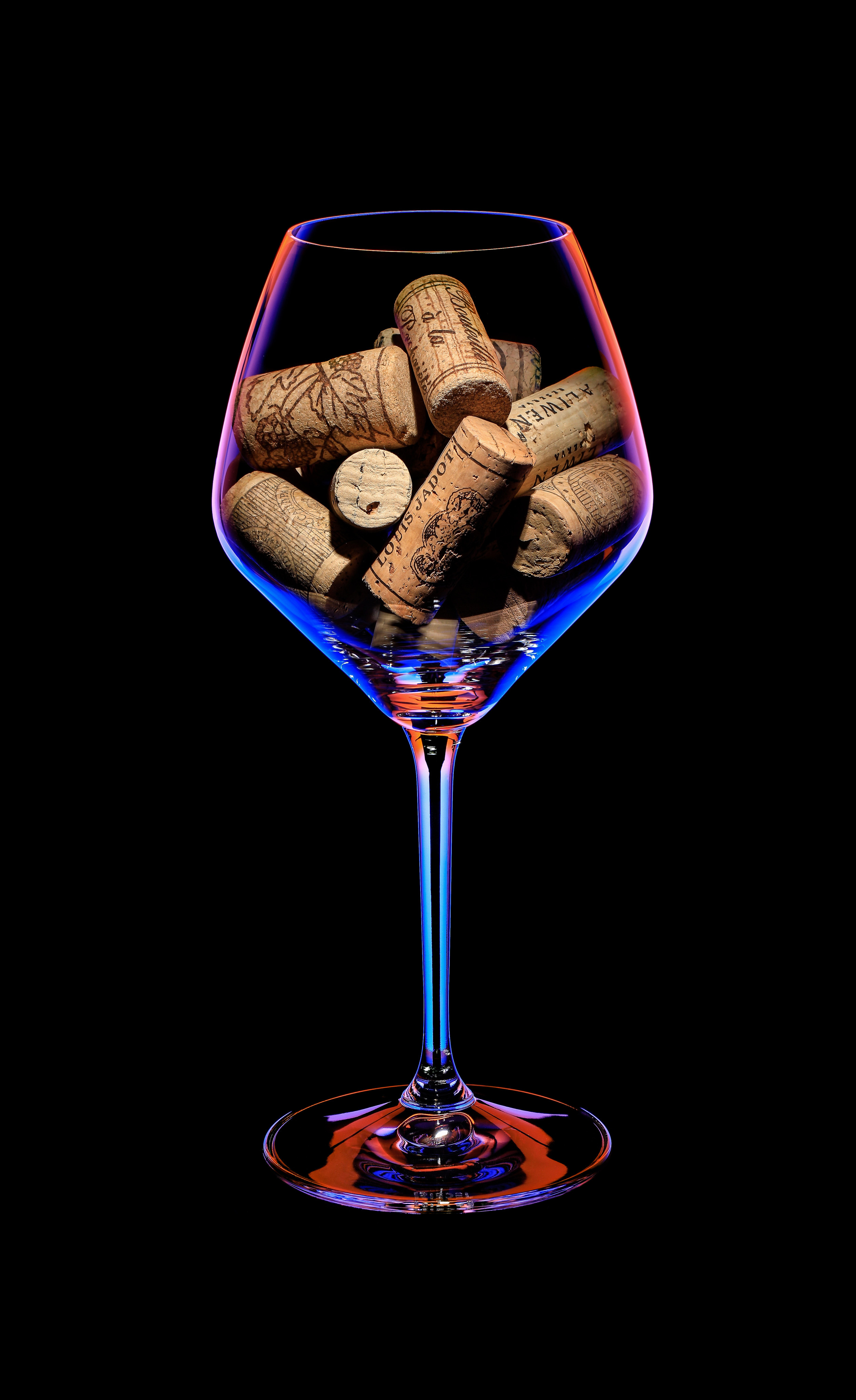  бокал  с пробками от вина с разноцветным контуром