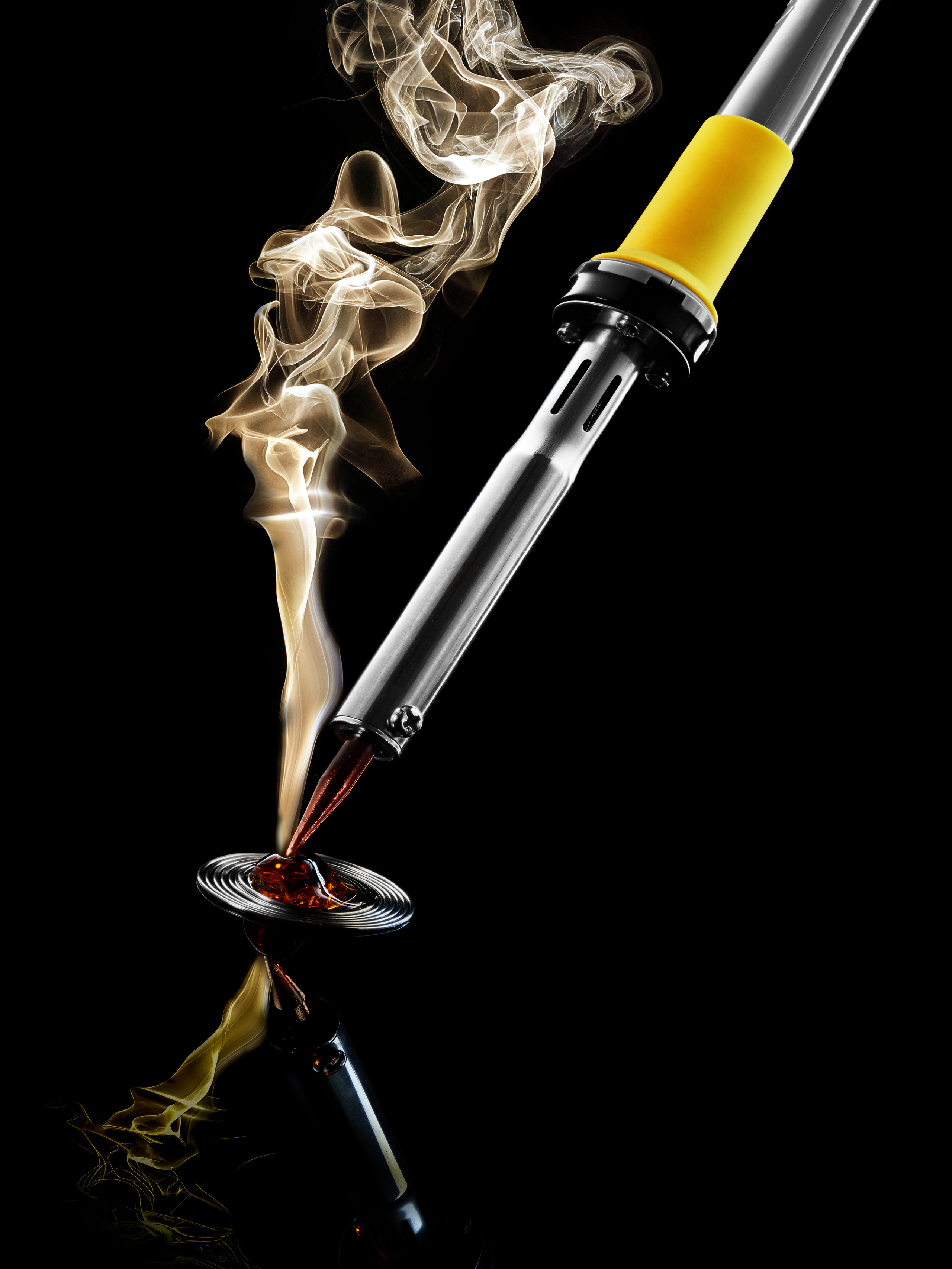 разогретый  паяльник касается канифоли и олова и идёт дым из места контакта