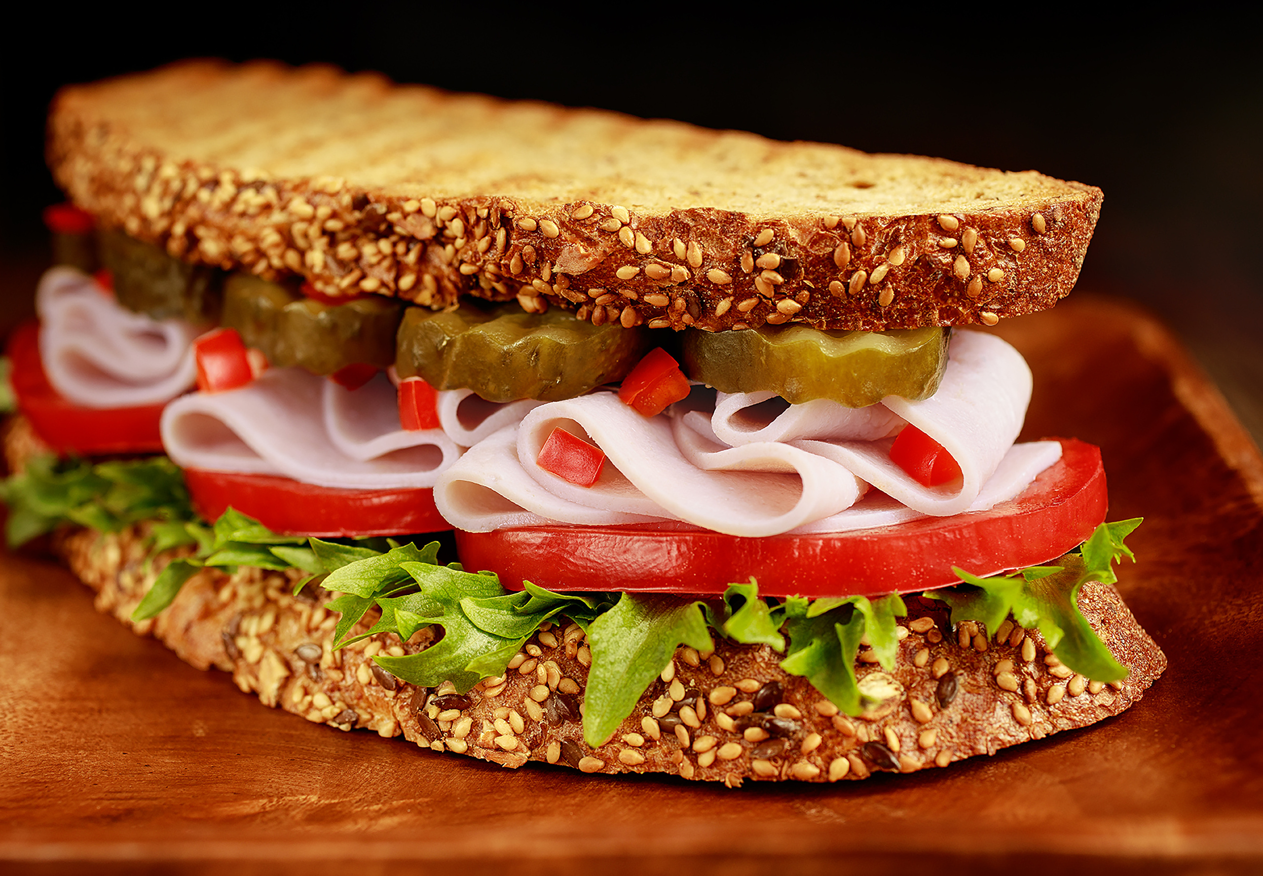 сендвич на зерновом хлебе листья салата помидоры ветчина соленые огурчики