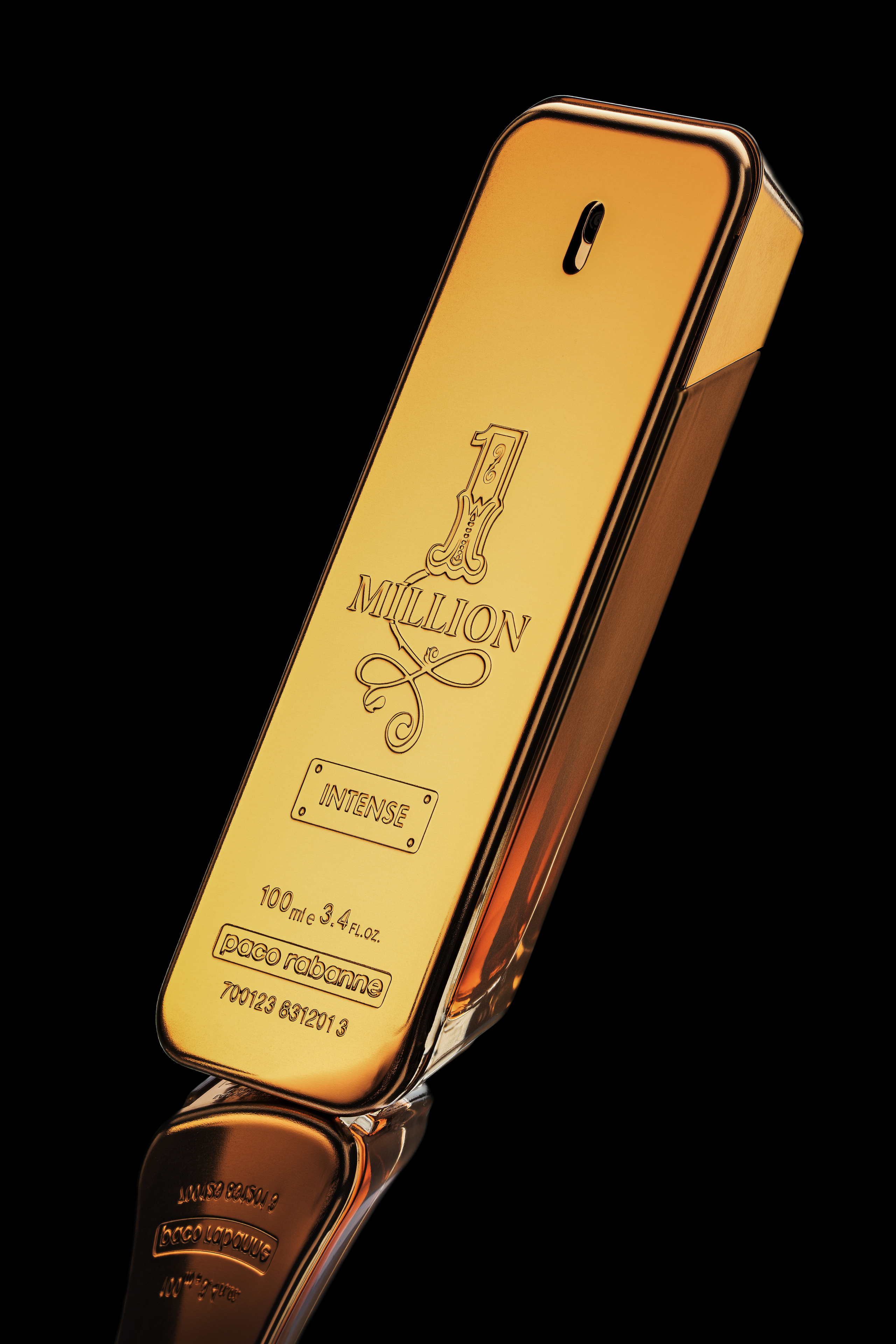 парфюм  one million paco rabanne c необычным отражением от кривого зеркала на черном фоне