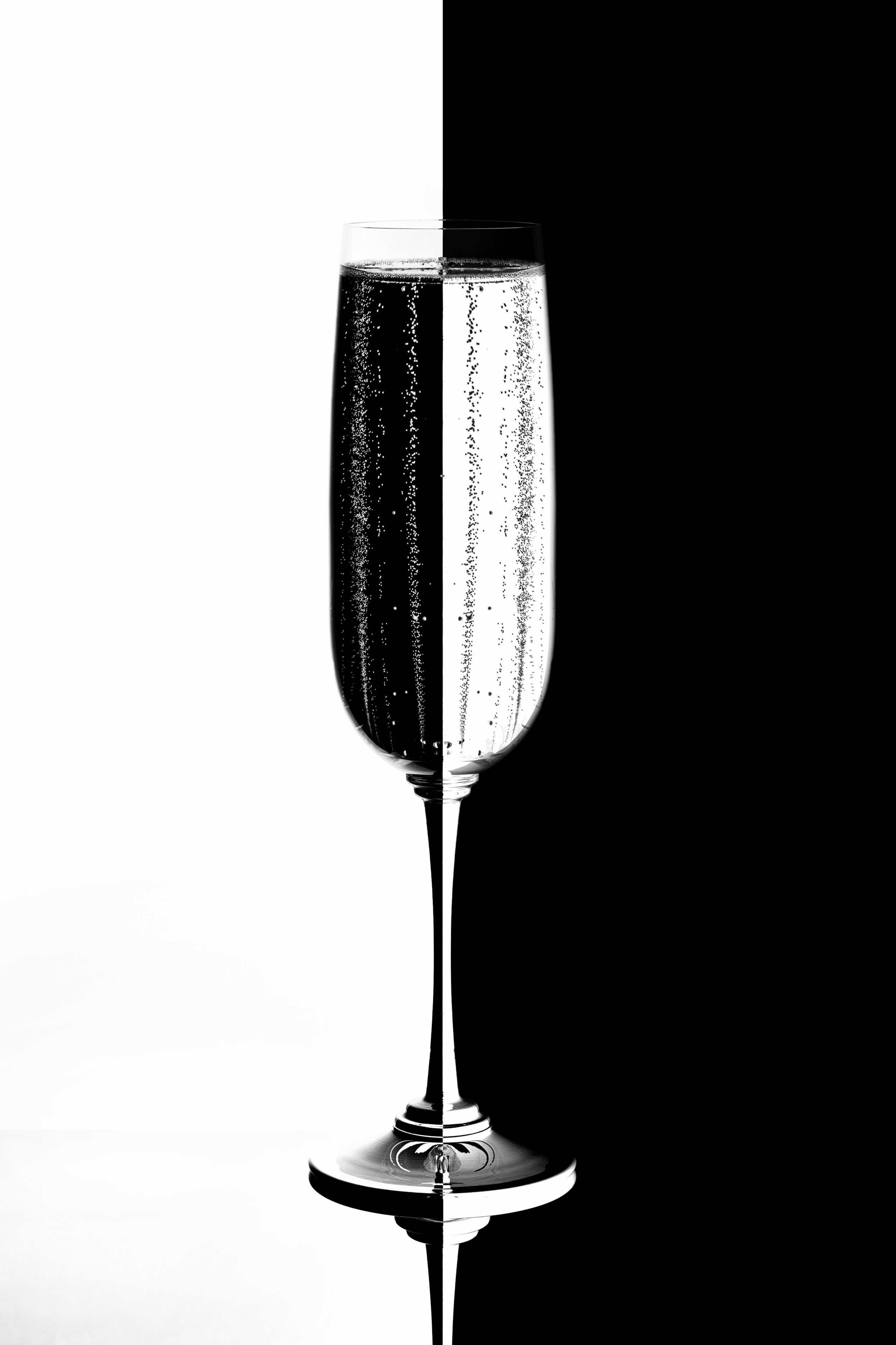 бокал  с шампанским освещен по принципу домино