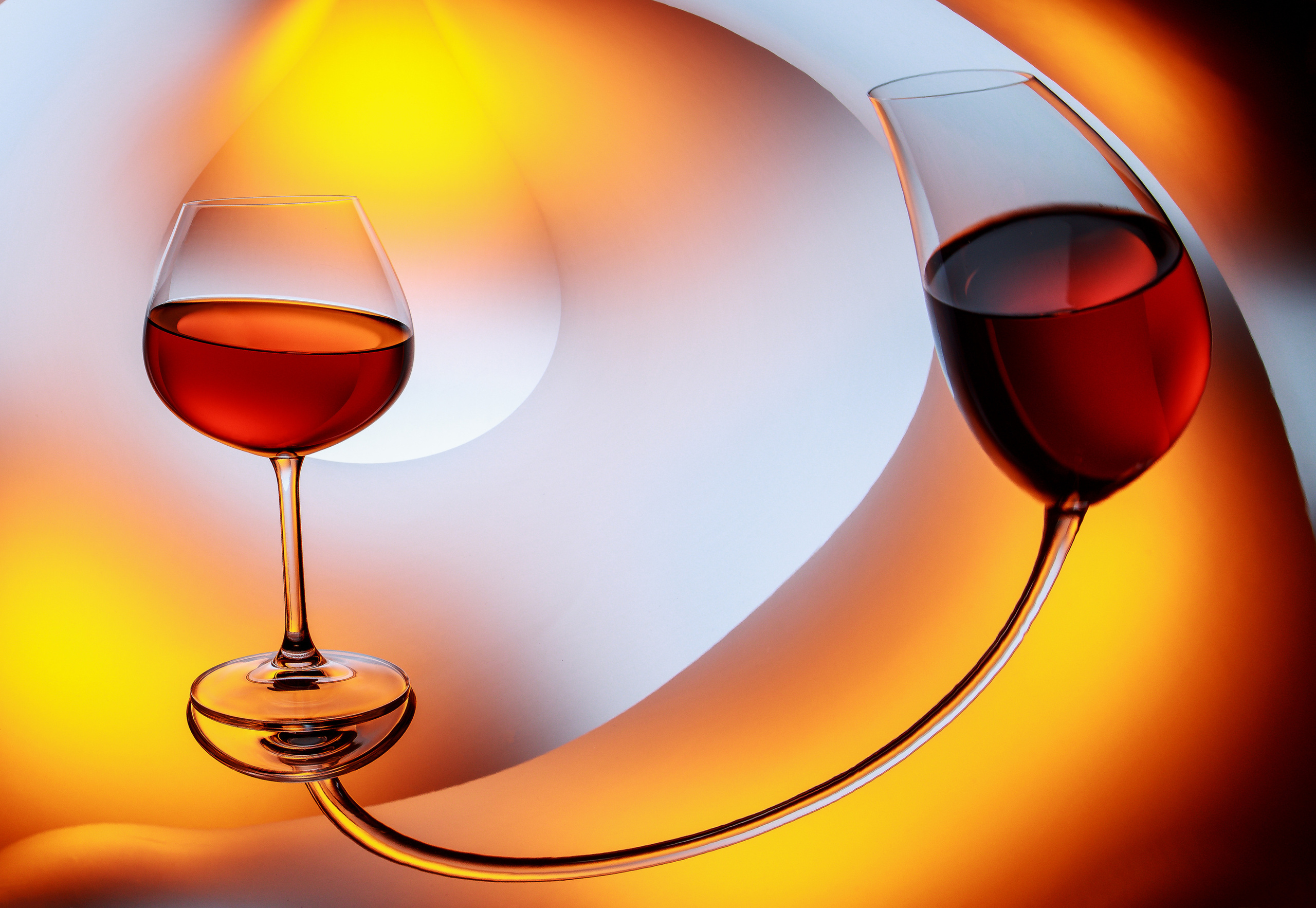  бокал  свином на кривом зеркале на рыже-сером фоне