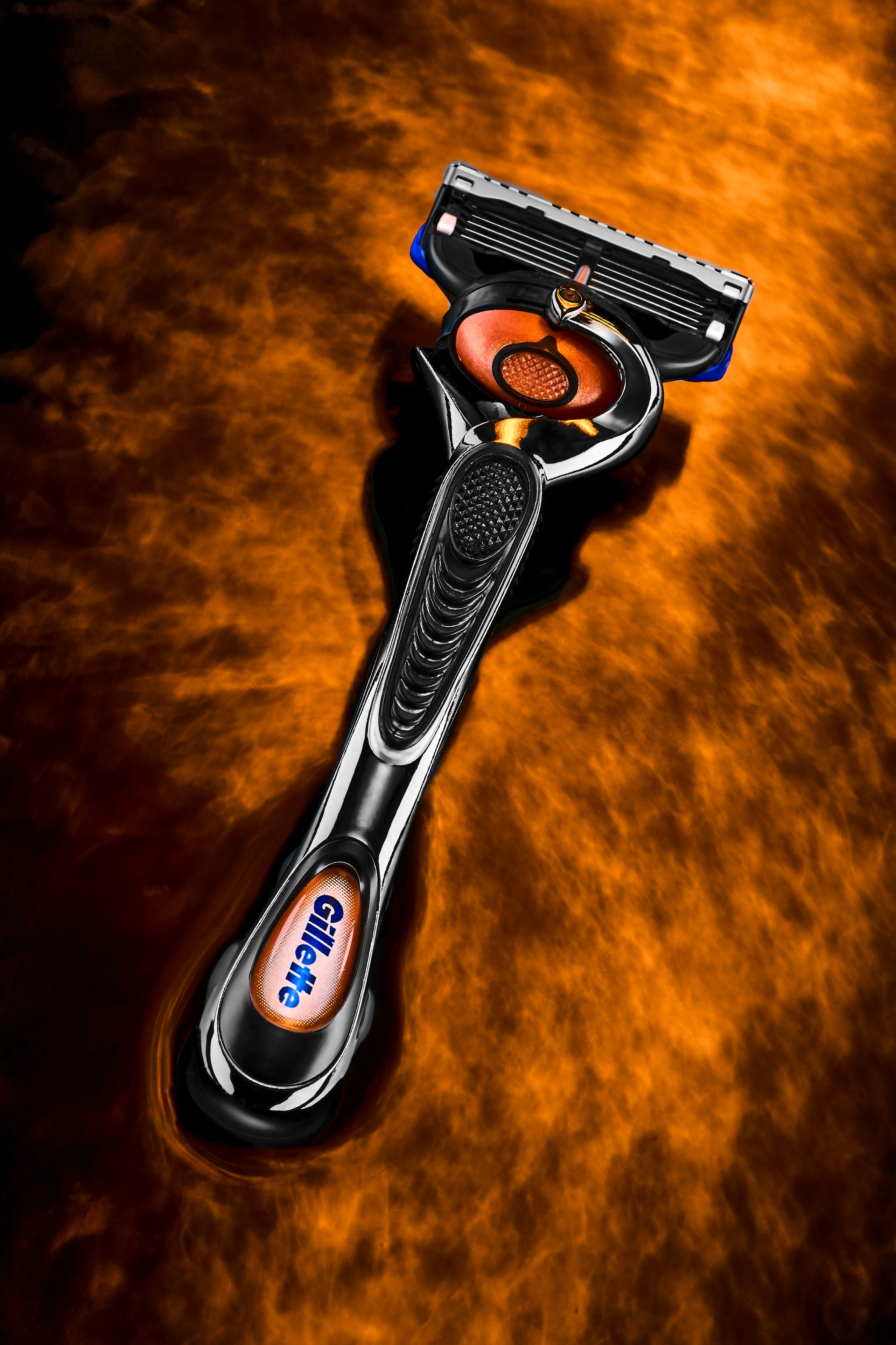 бритвенный станок Gillette на фоне огня