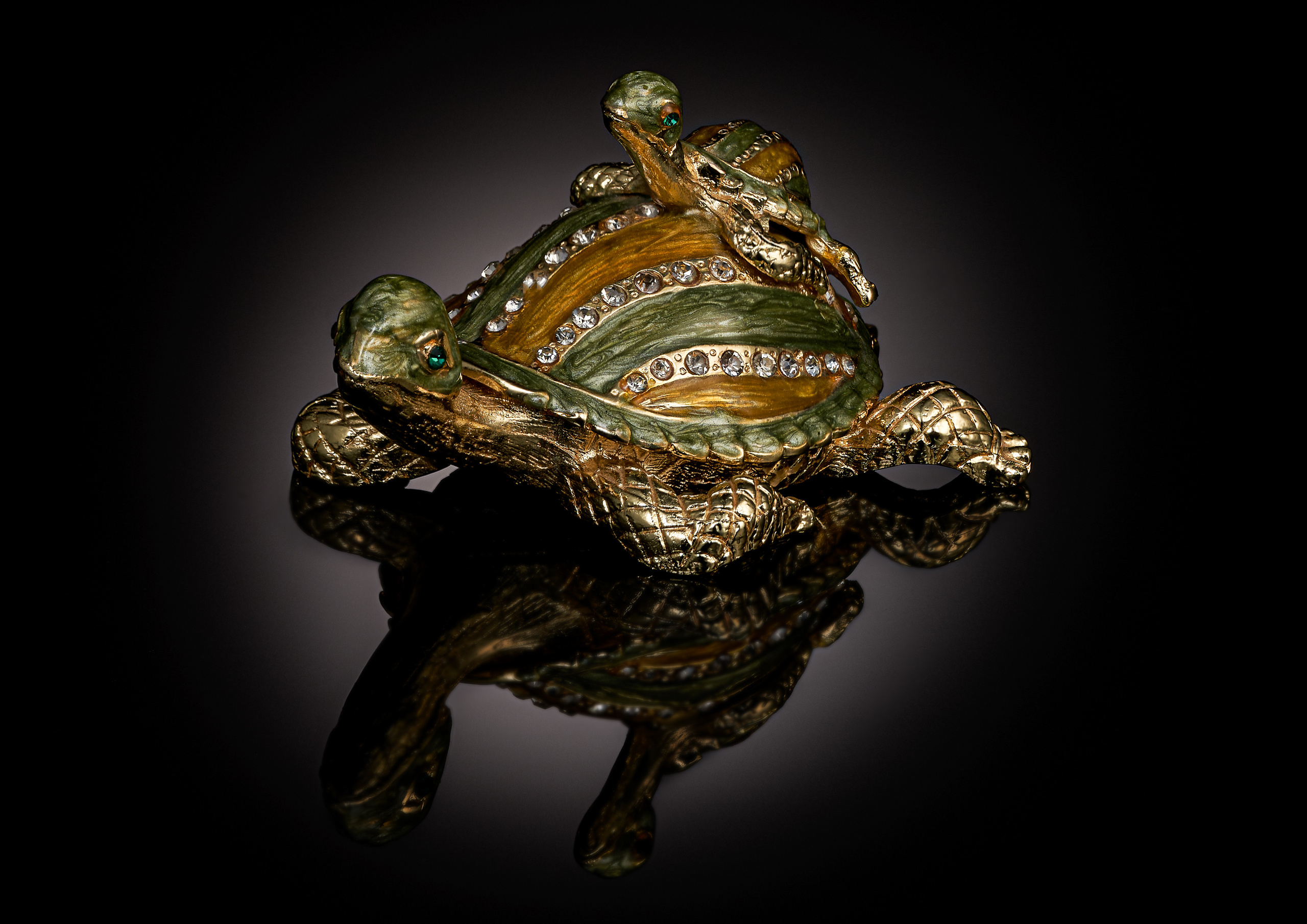 композиция-маленькая черепаха на верху панциря большой - из желтого металла - панцирь из желтой и зеленой эмали с белыми камешками, глаза из зеленых камней