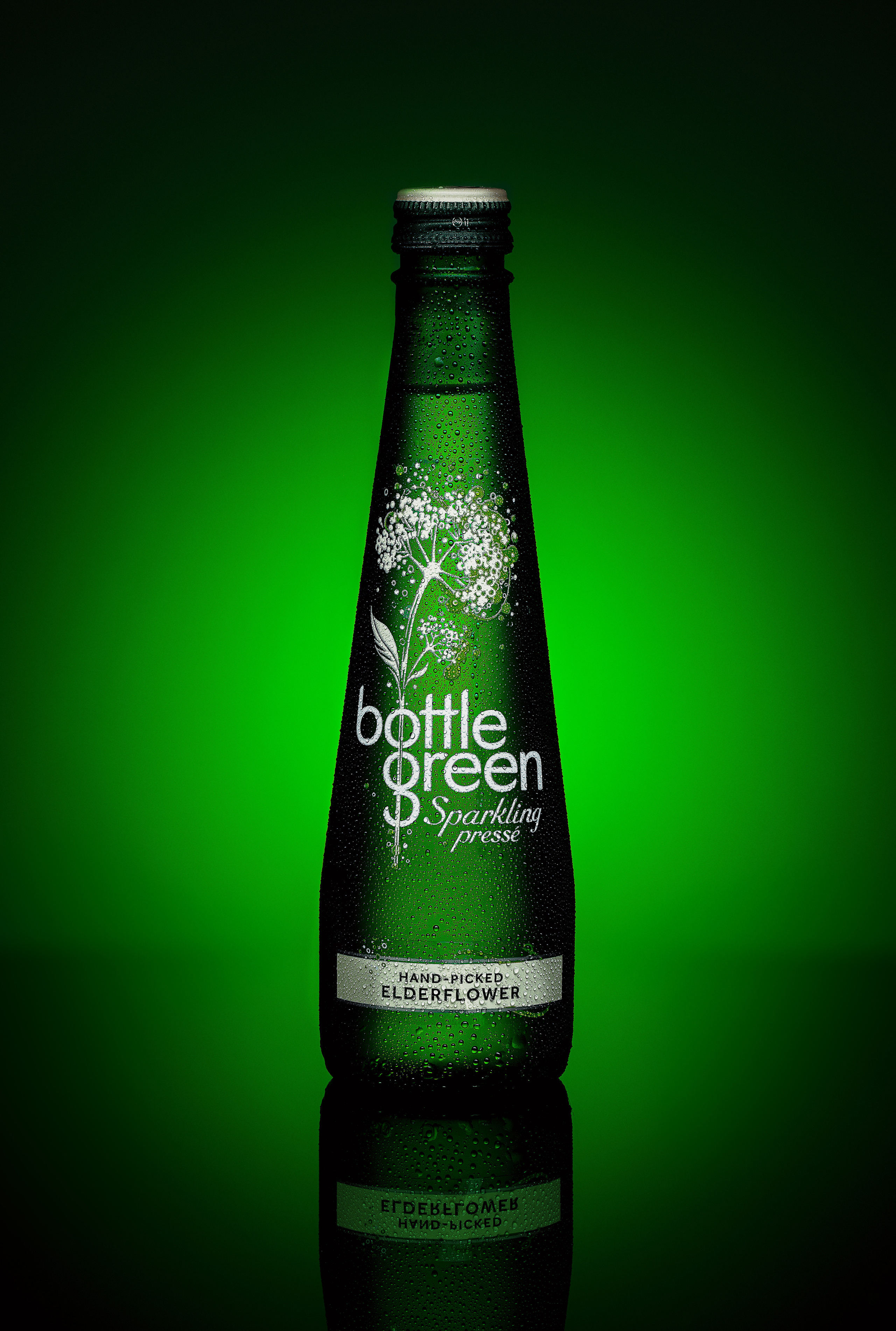 напиток  bottle green напросвет в виде градиента от яркого центра к темному краю на фоне градиентного зёленого пятна