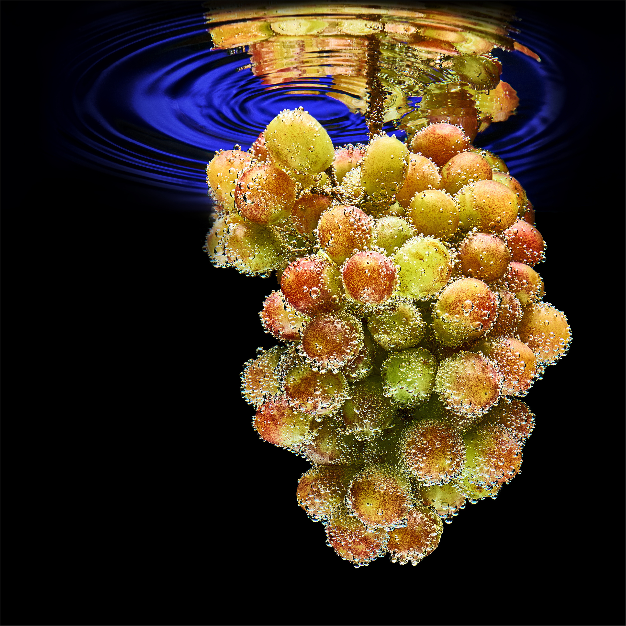 фото винограда только что погруженного в воду