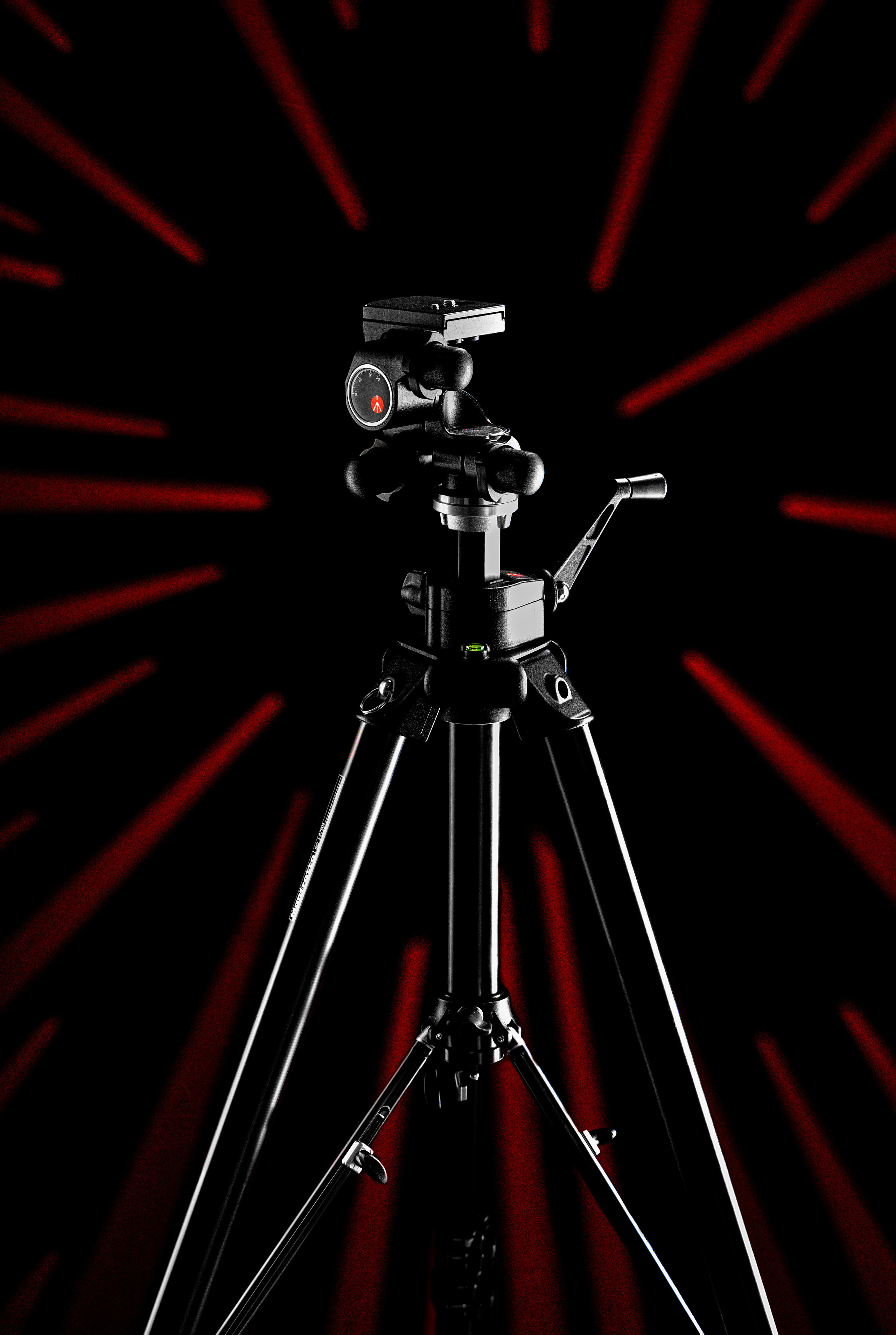 штатив  manfrotto 475b с 3D головой manfrotto 410 d в свете красных лазерных лучей направленых  к центру