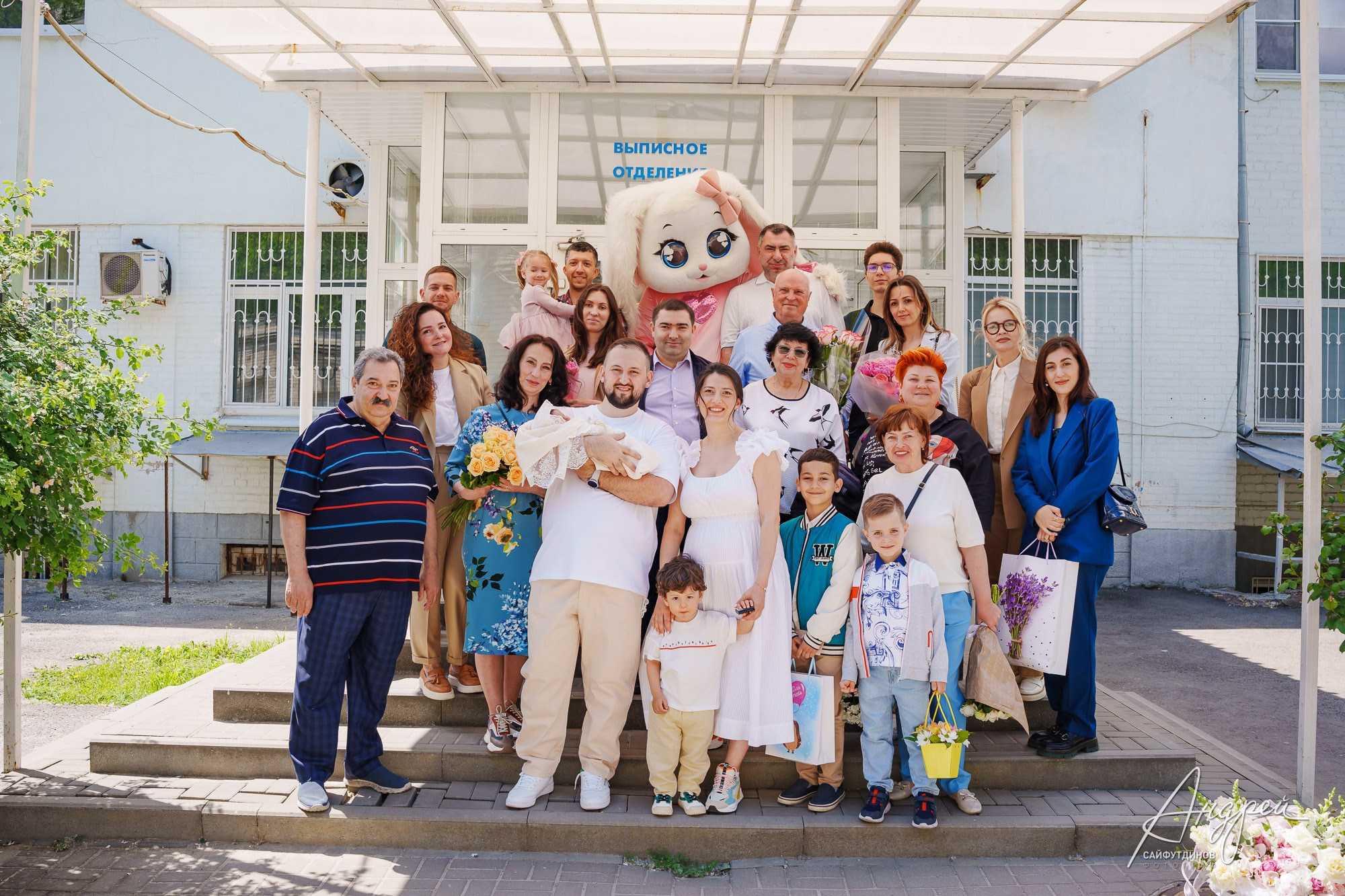 Классическая общая фотография семьи с новорожденным на выходе из роддома ЦГБ Ростова-на-Дону, фото на выписку.