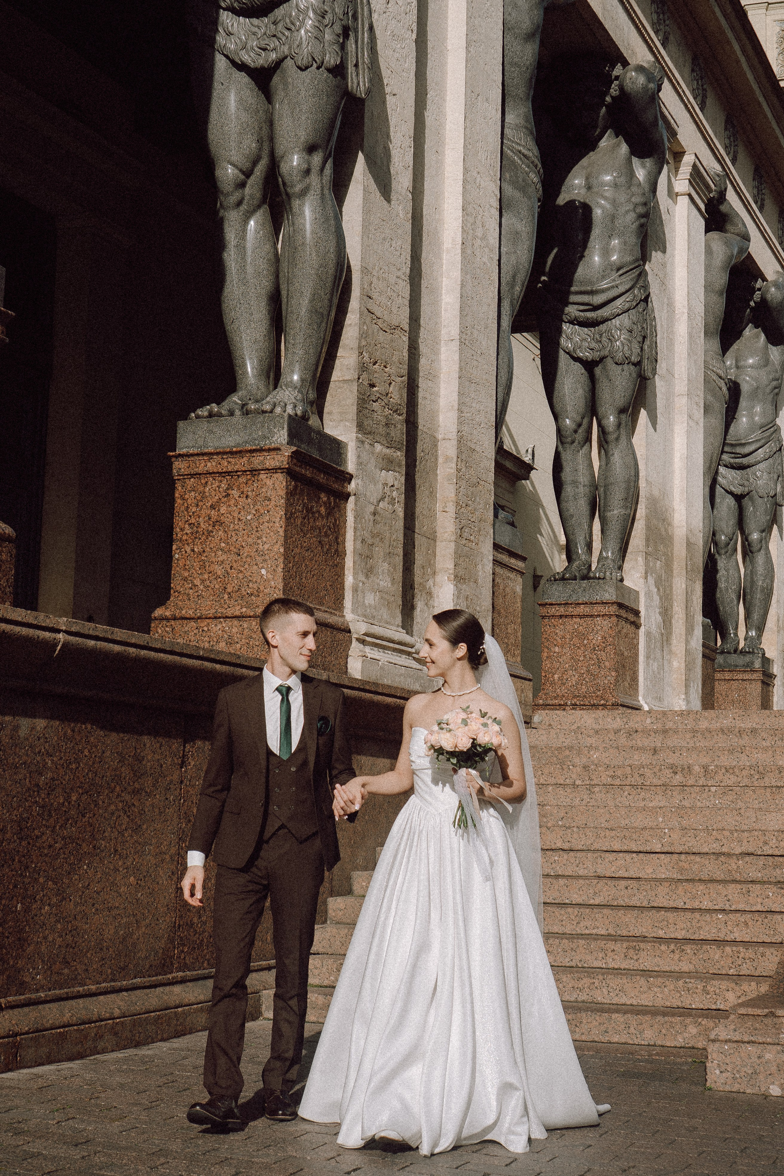 СВАДЕБНАЯ ПРОГУЛКА В САНТК-ПЕТЕРБУРГЕ (ИСАКИЕВСКИЙ СОБОР, ЗИМНЯЯ КАНАВКА, ЭРМИТАЖ И БОЛЬШАЯ МОРСКАЯ УЛИЦА). Профессиональный фотограф, Санкт-Петербург — Виктория Богомолова