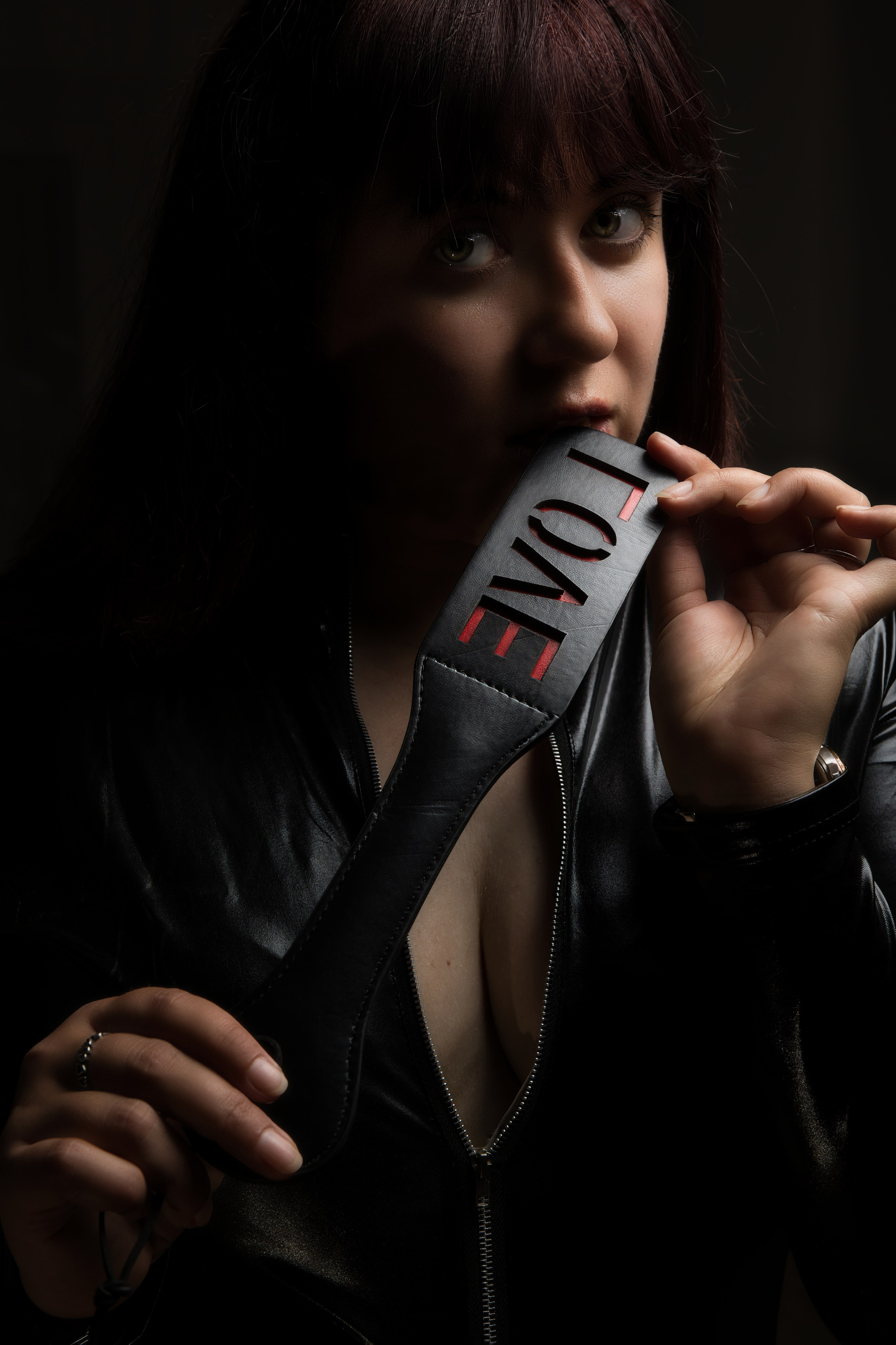 Модель плюс сайз в кожаном белье