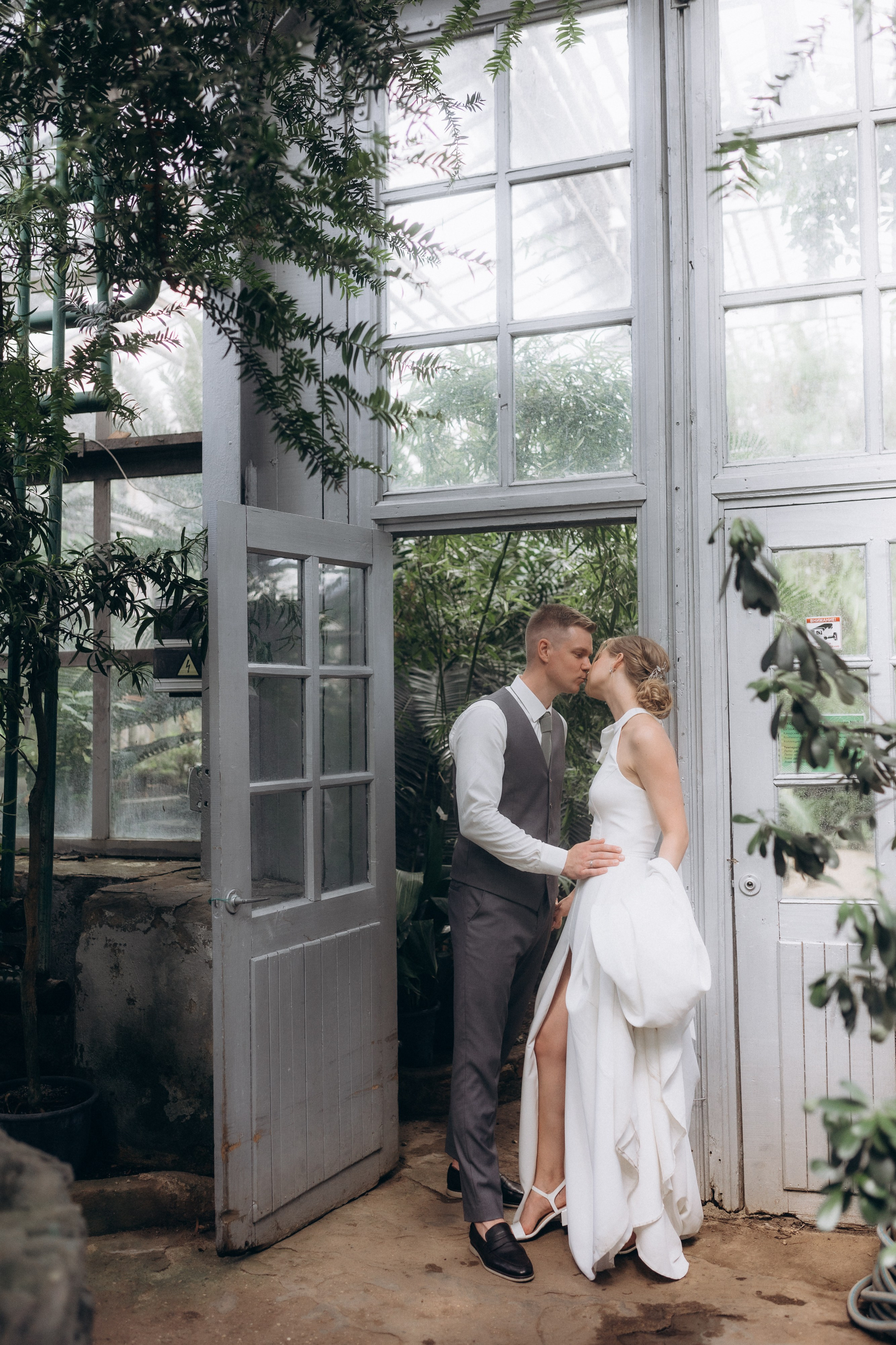 Свадебная фотосессия в Главном Ботаническом саду и в оранжерее. Свадебный фотограф в Москве Мария Крош