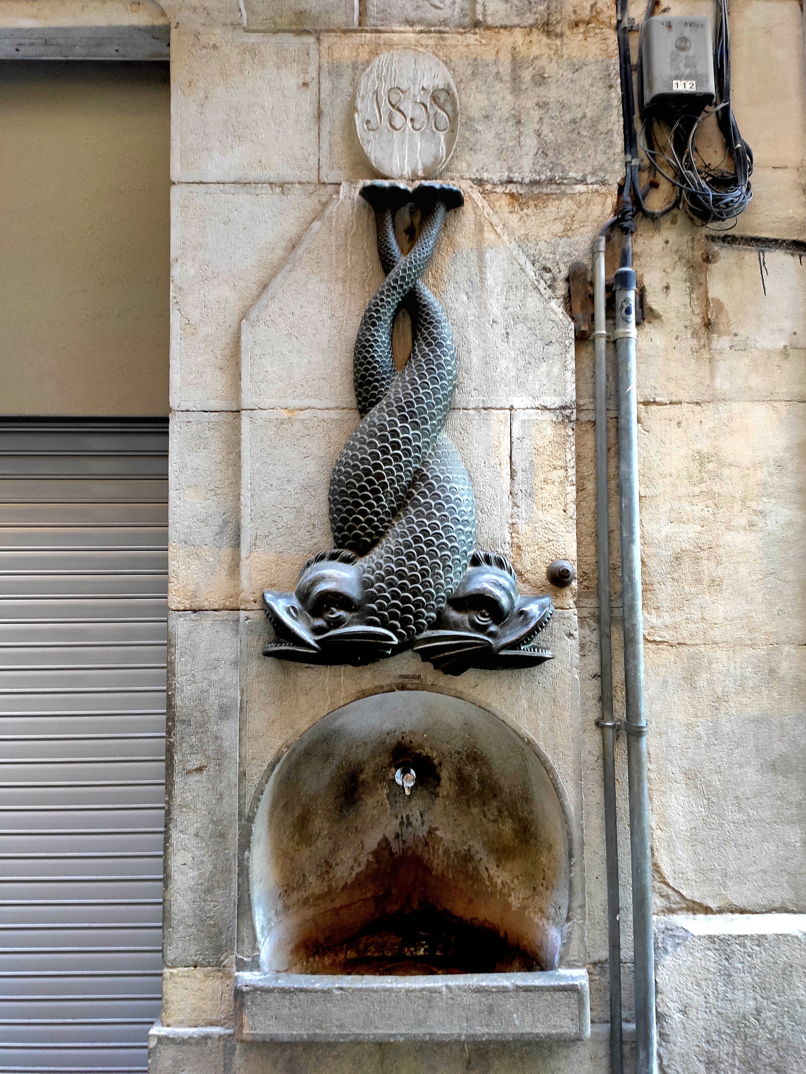 На центральной улице римский фонтанчик. Подобный встречался нам и в Москве