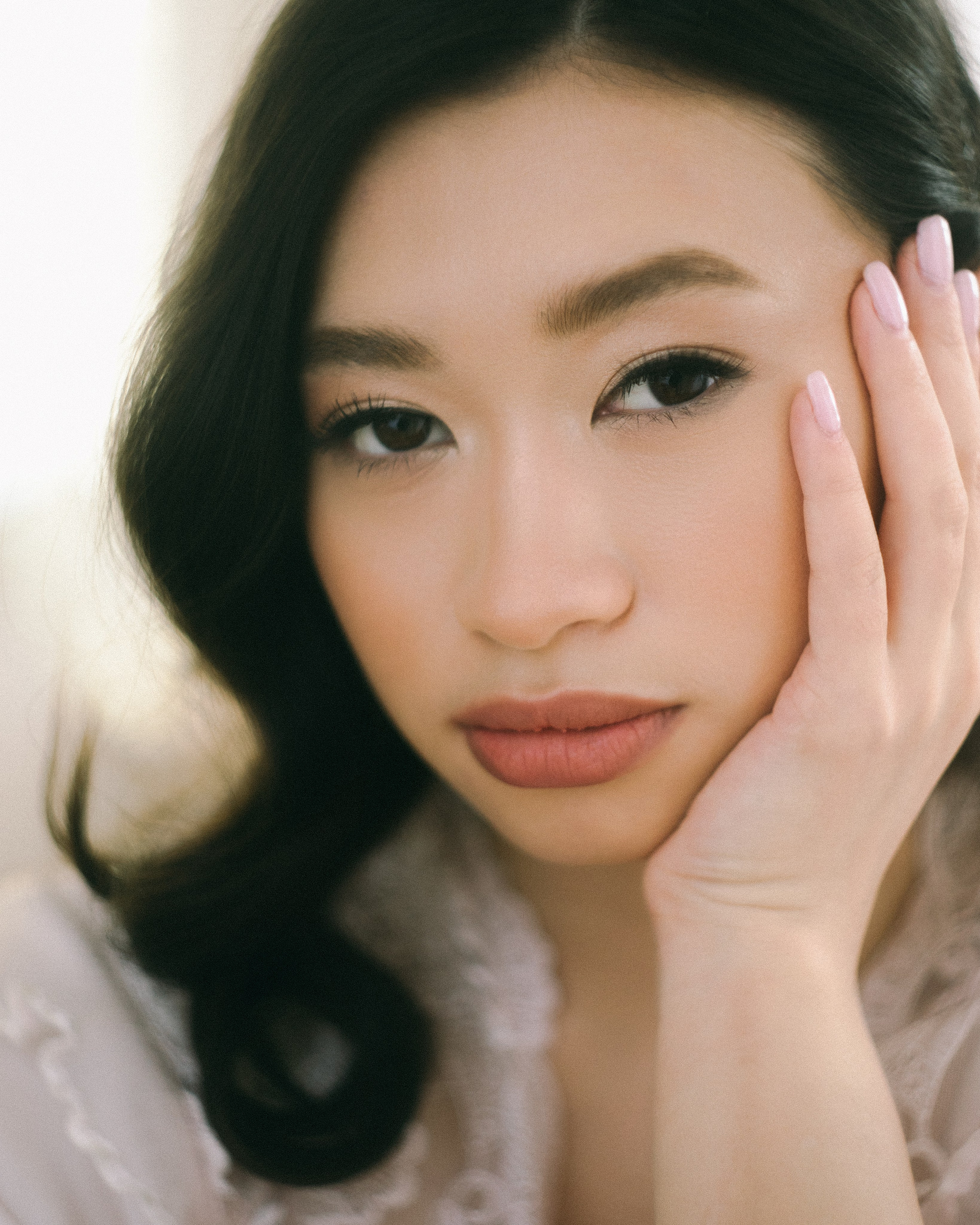 Крупный портрет невесты в мягком свете, женственная bridal фотосессия в авторском стиле