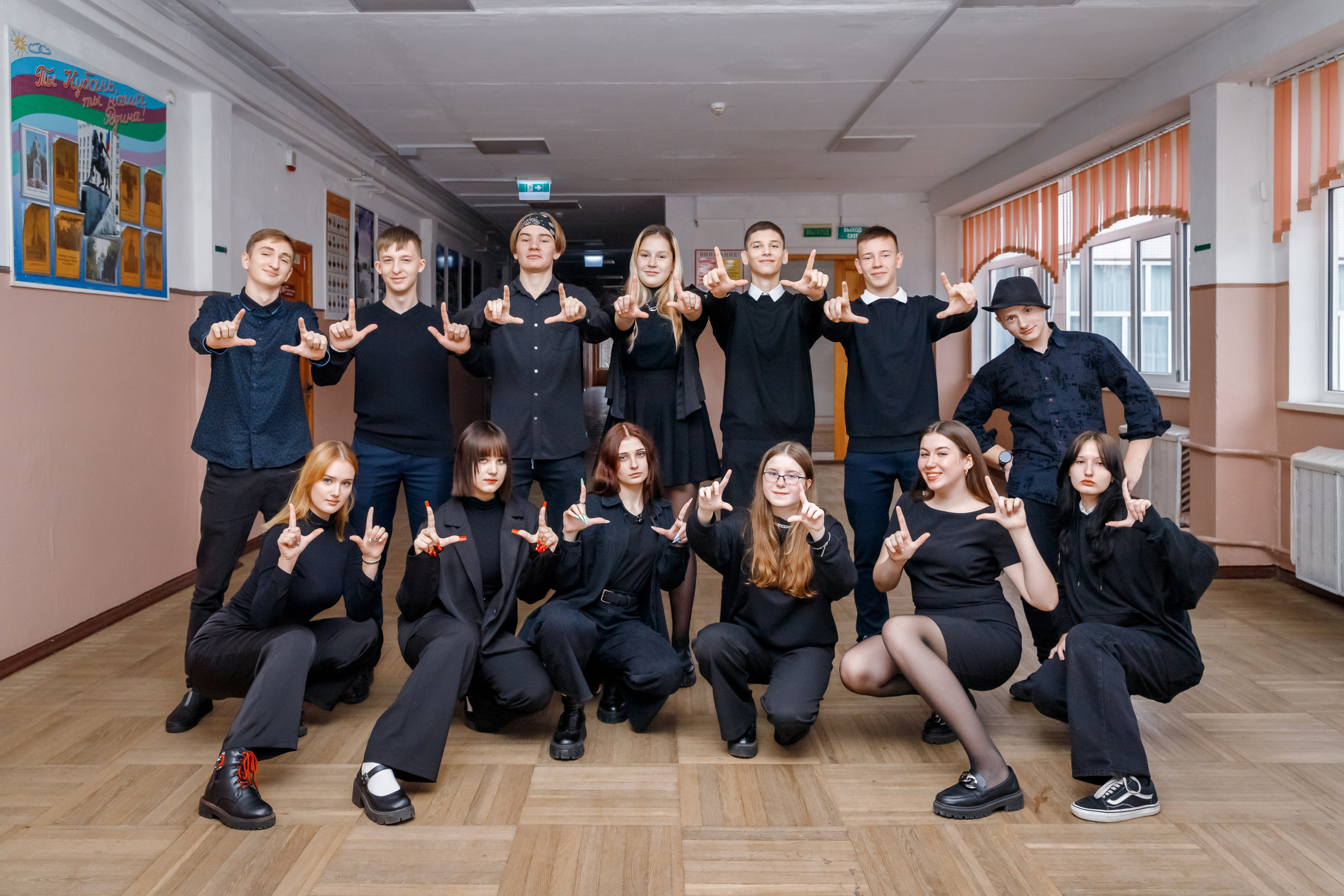 И В ШКОЛЕ ЕСТЬ ЖИЗНЬ. Марина Ушакова. Фотограф. Выпускные альбомы. г. Краснодар