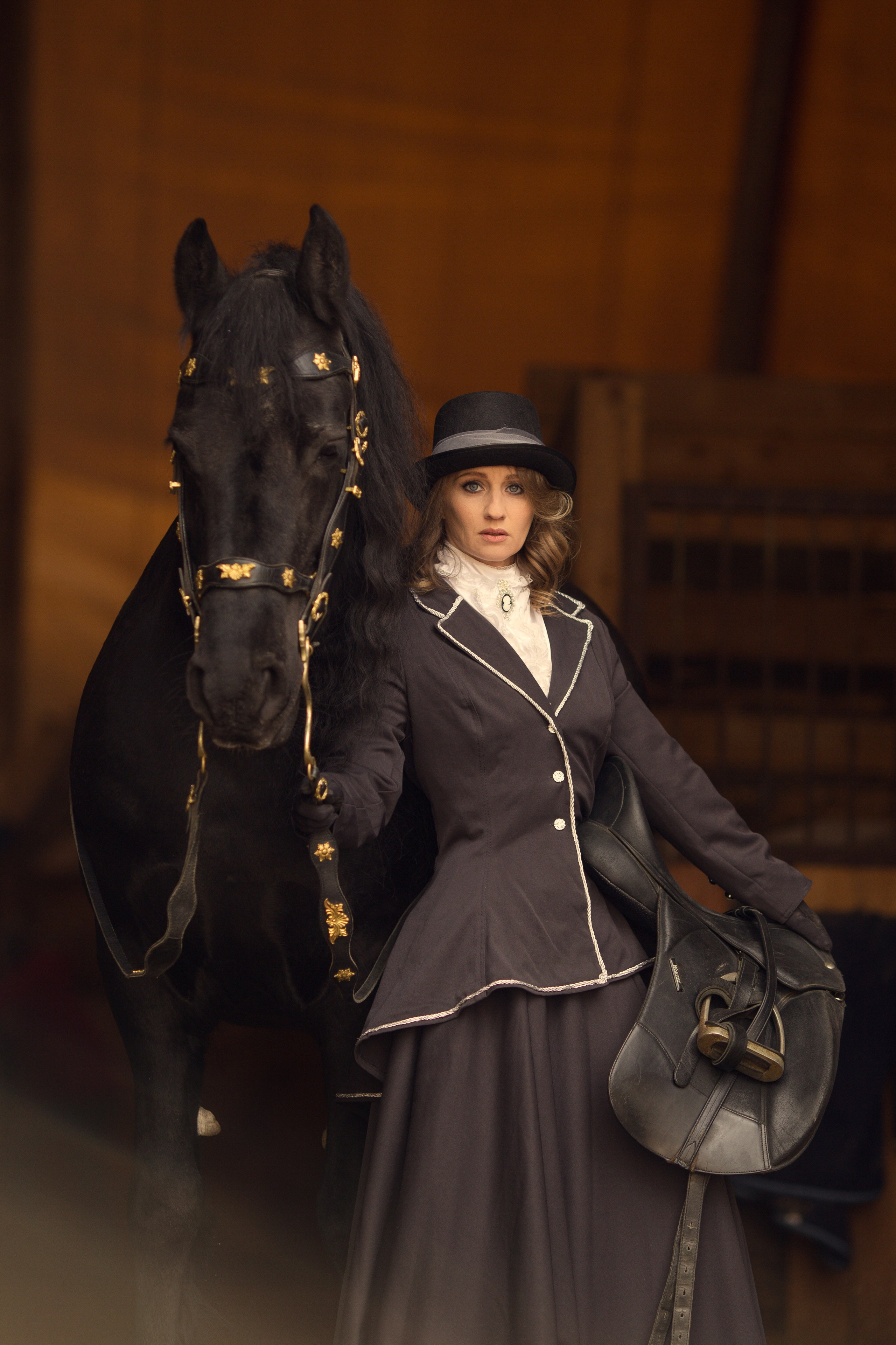 Фотосессия с черной лошадью