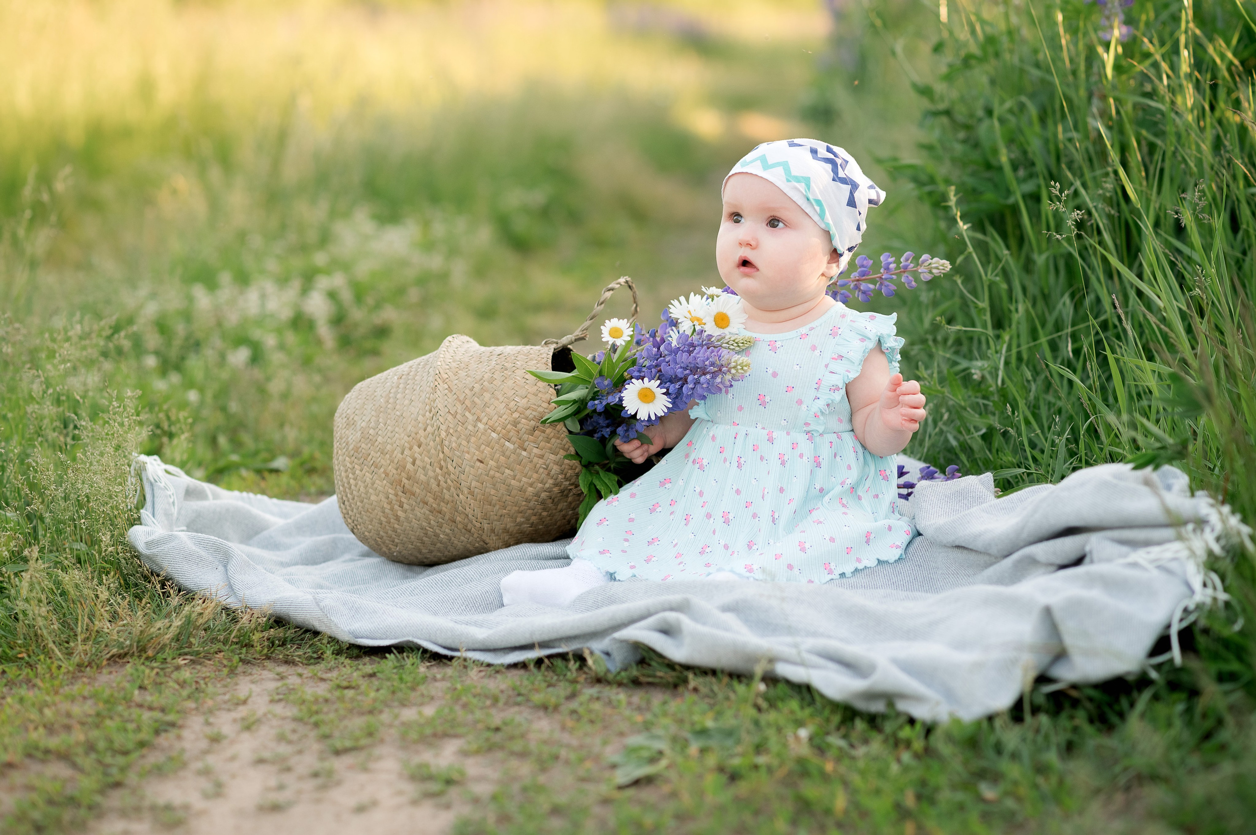 Уличная летняя фотосессия мамы и малышки в люпиновом поле