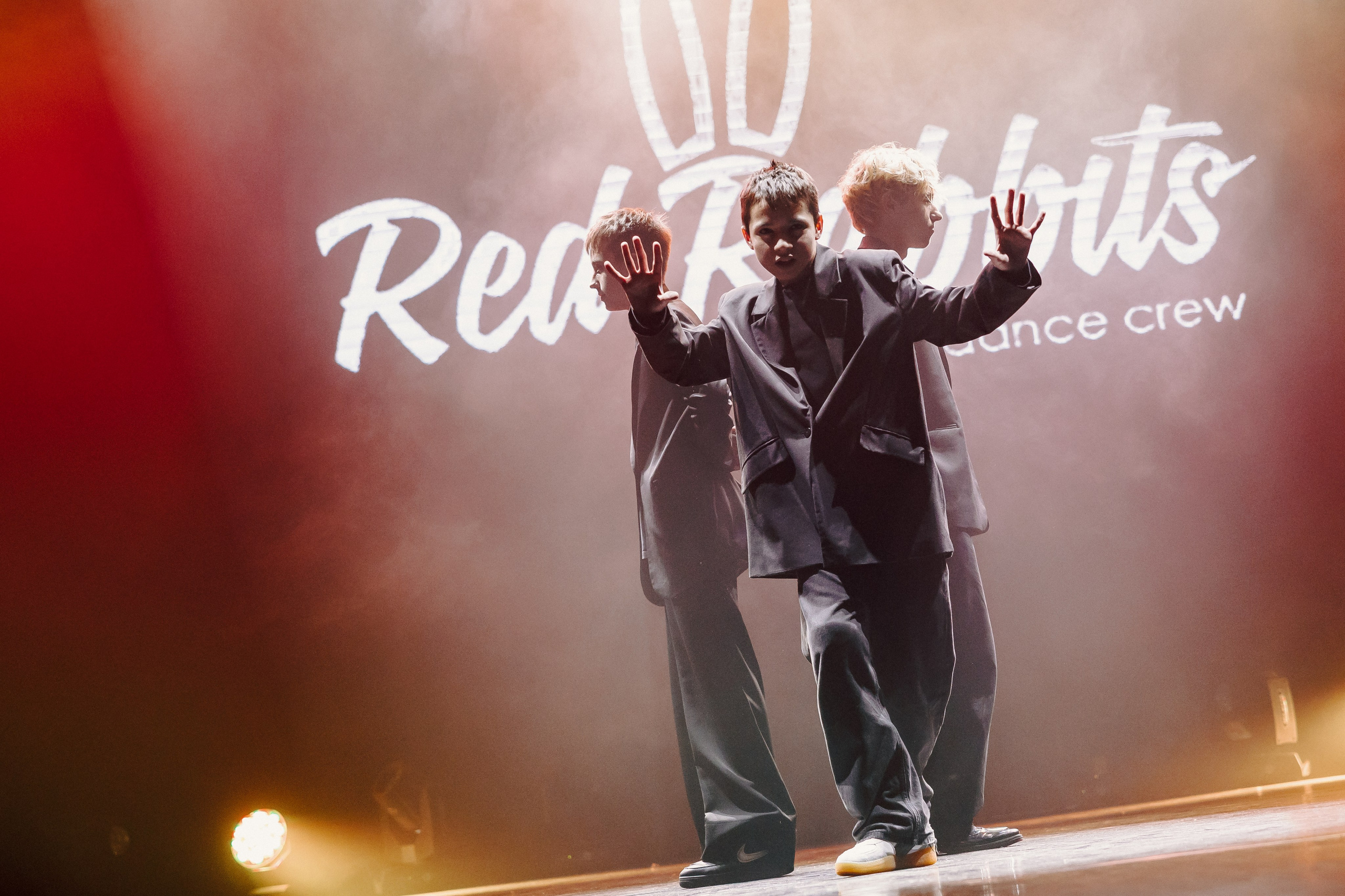 Отчётный концерт танцевальной школы «Red Rabbits» 2025. Лёшка Варзегов — фотограф