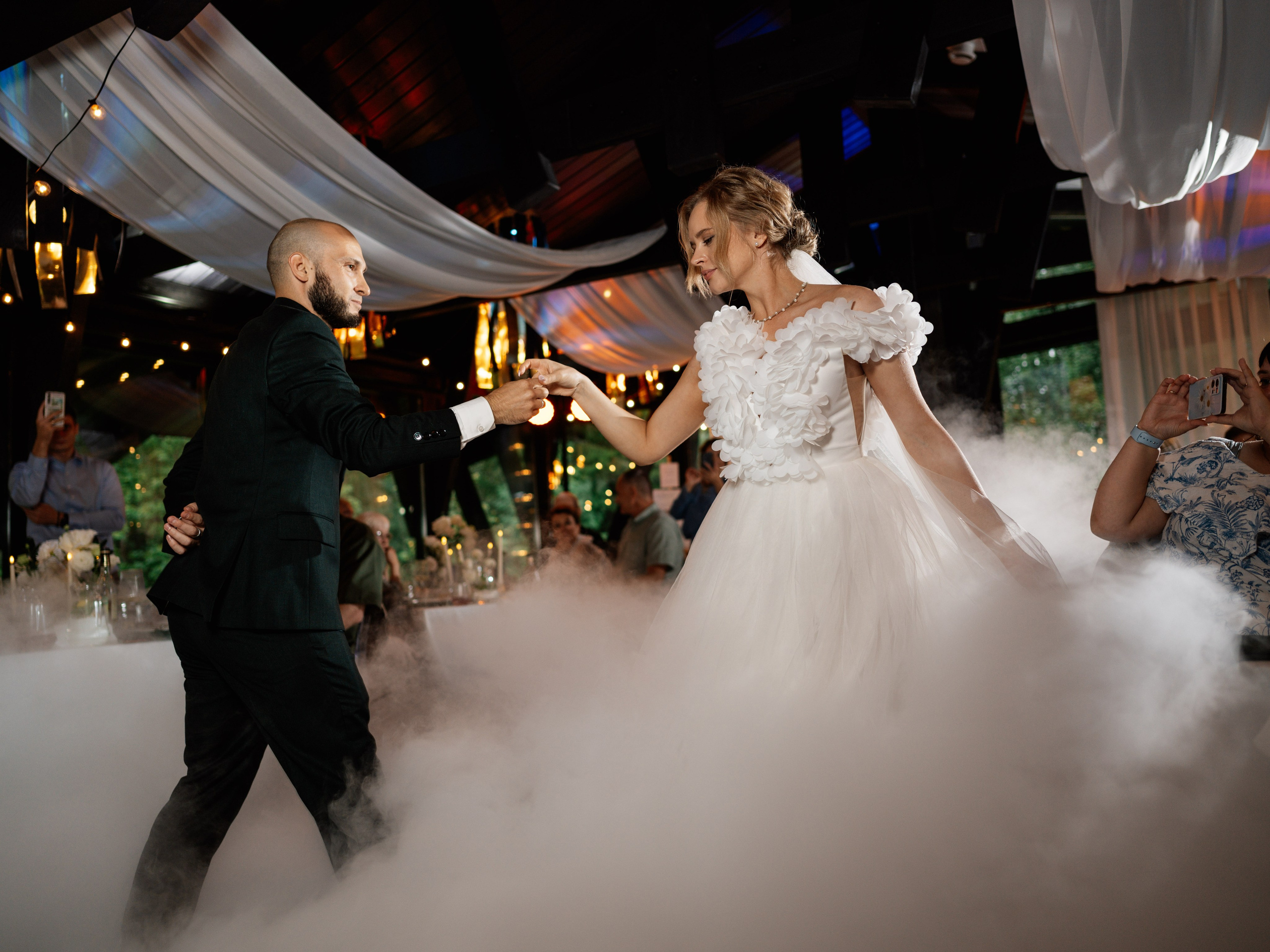 фотограф запечатлел свадебный танец с туманом