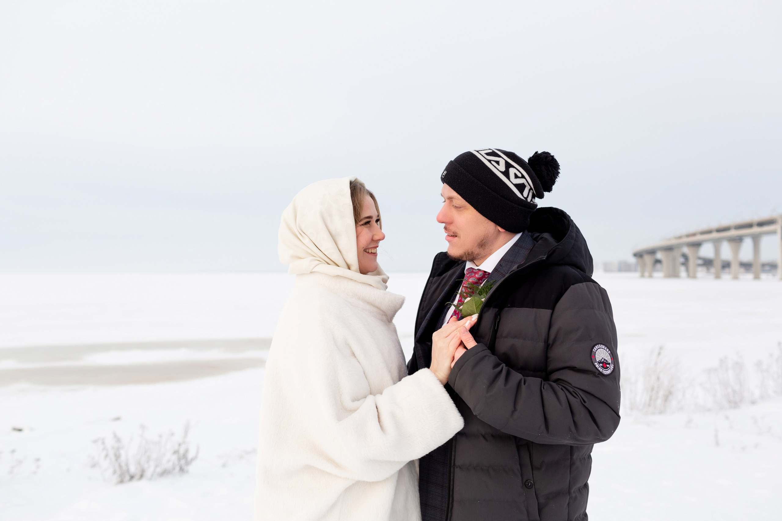 Свадьба зимой в Санкт-Петербурге, жених и невеста на зимней фотопрогулке