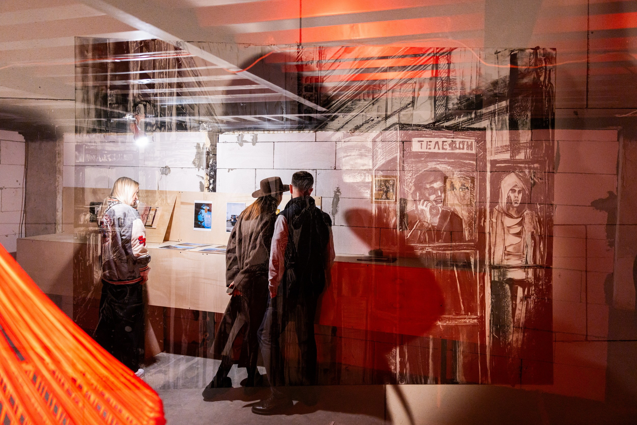 «Полуденно. Или как я провел лето» — вернисаж выставки современного искусства от Дома культуры (26 сентября 2025). Репортажный фотограф Алексей Пирязев