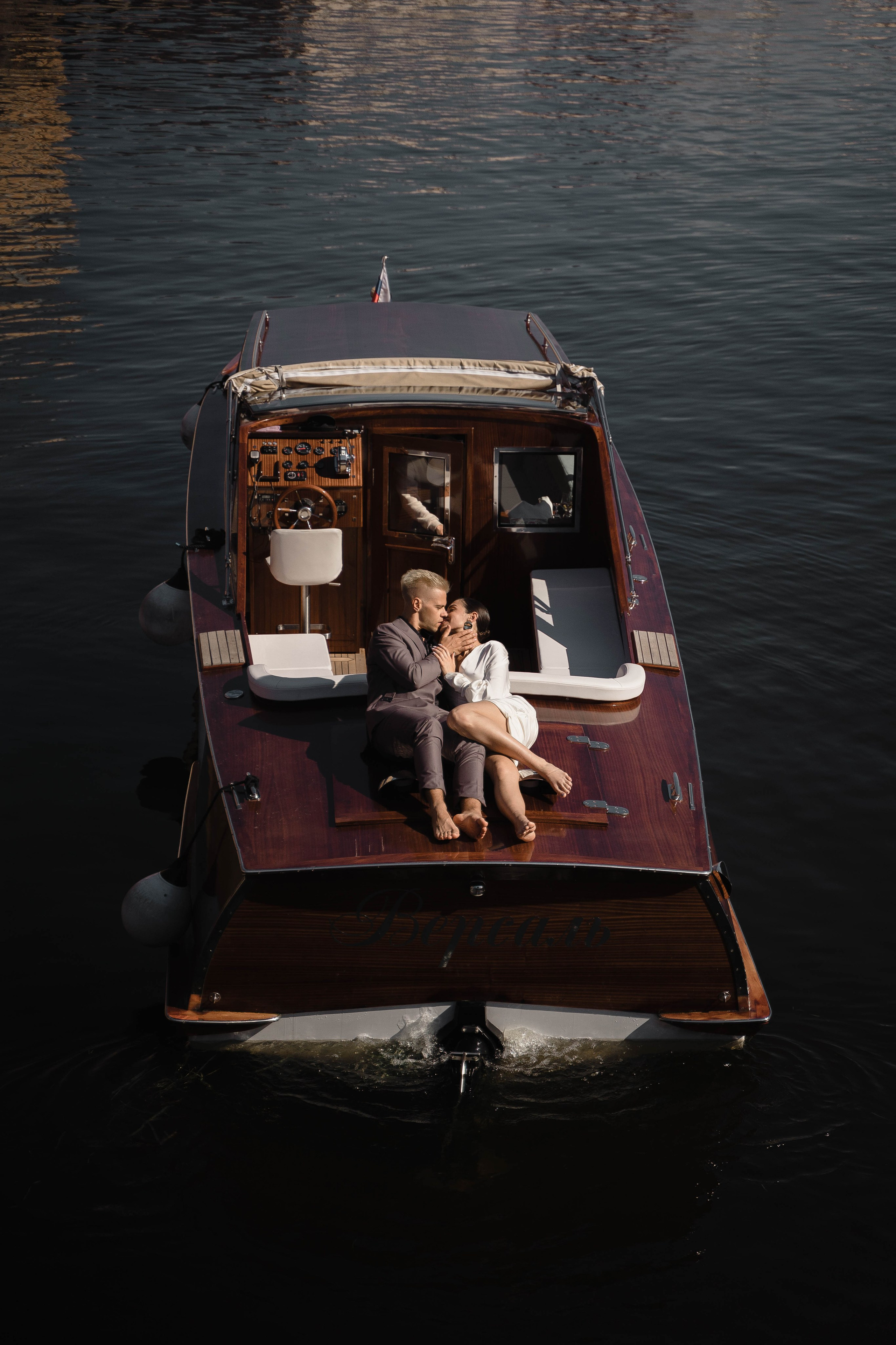Прогулка на катере. Свадебный фотограф Казань Анастасия Доле