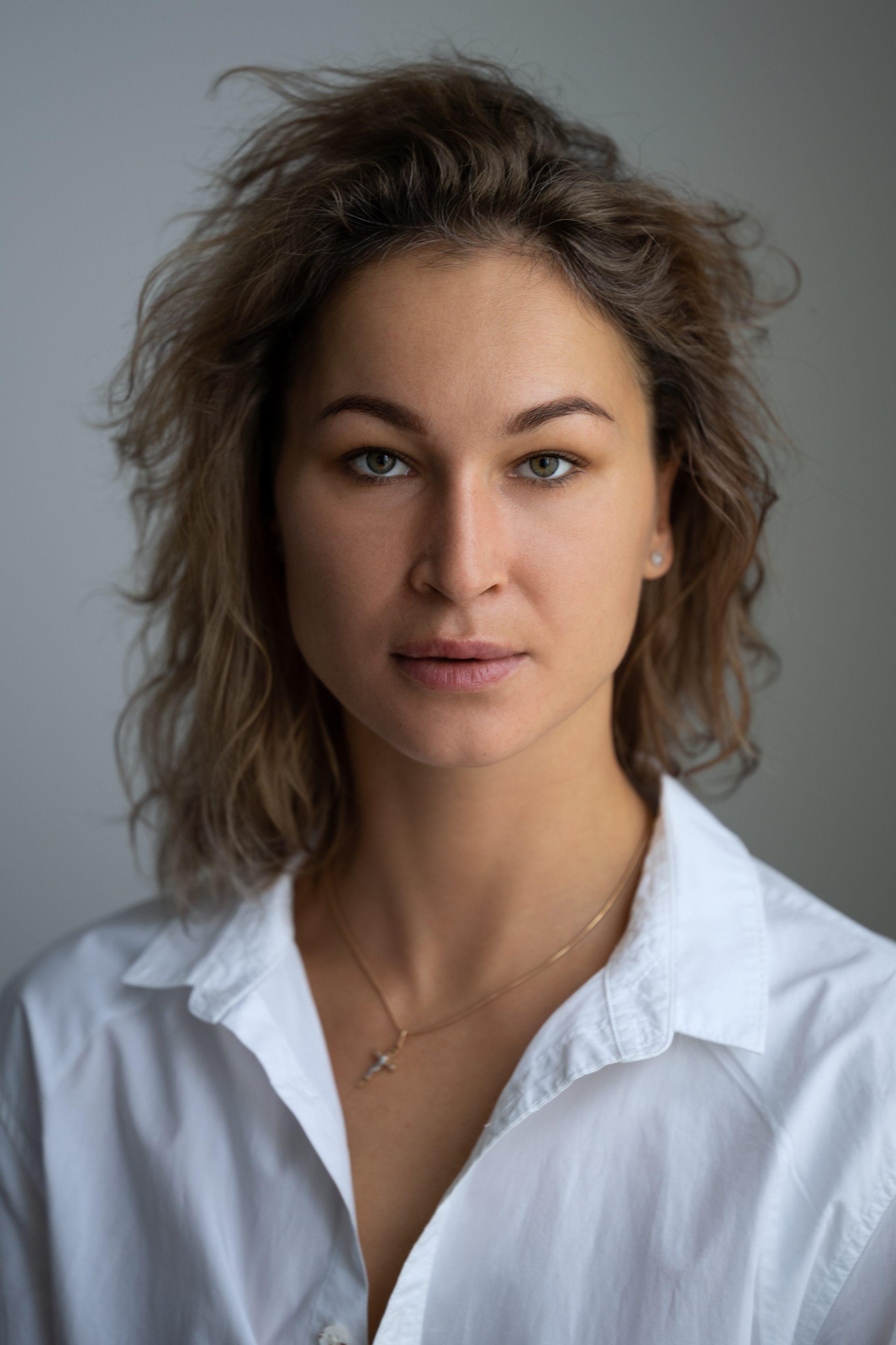 Студийная съёмка девушки в белой рубашке