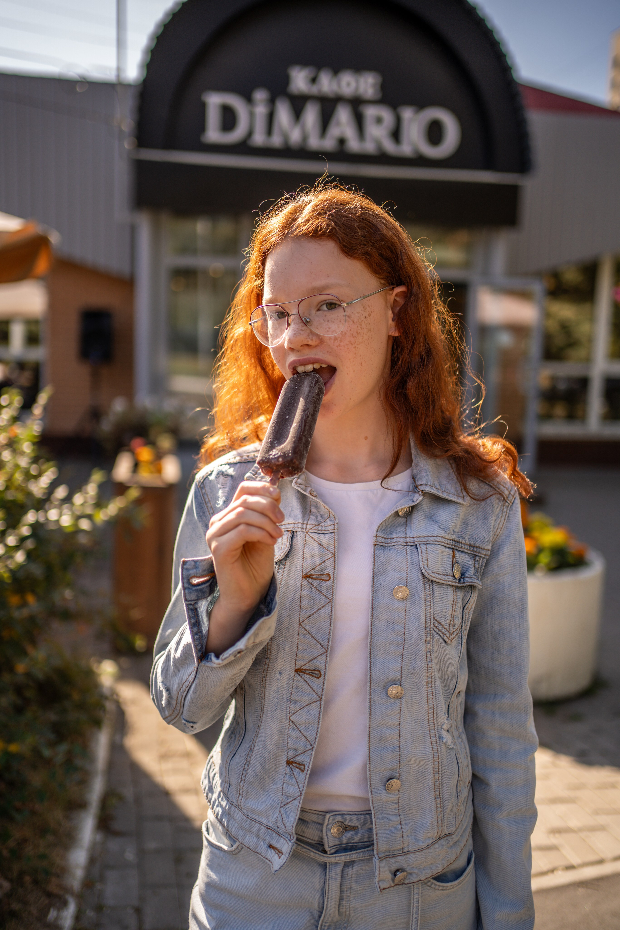 Девушка с мороженным