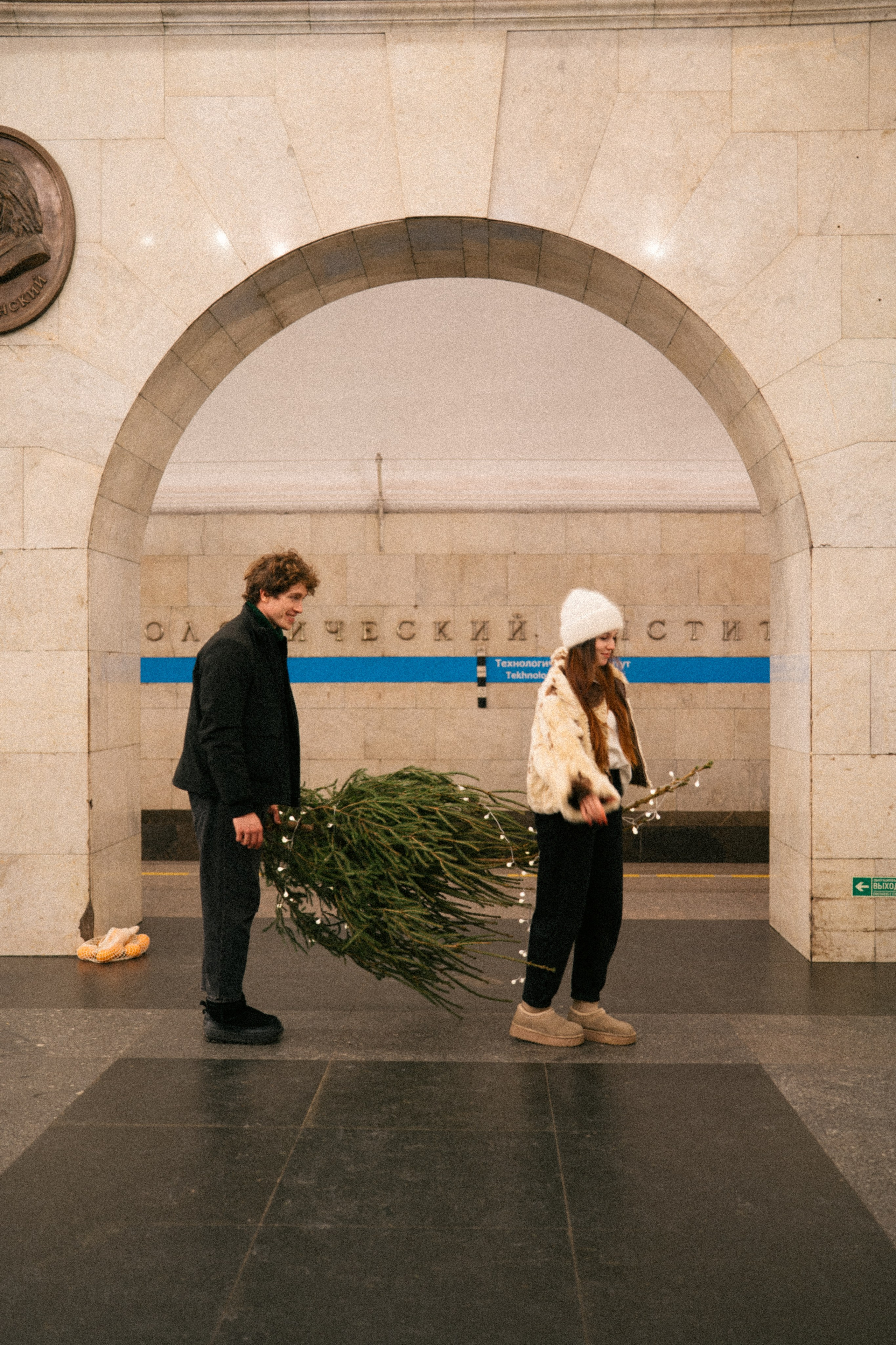 НОВОГОДНЯЯ ПРОГУЛКА ПАРЫ ПО ЧЕРНЫШЕВСКОЙ ПЕРЕД НОВЫМ ГОДОМ. Профессиональный фотограф, Санкт-Петербург — Виктория Богомолова