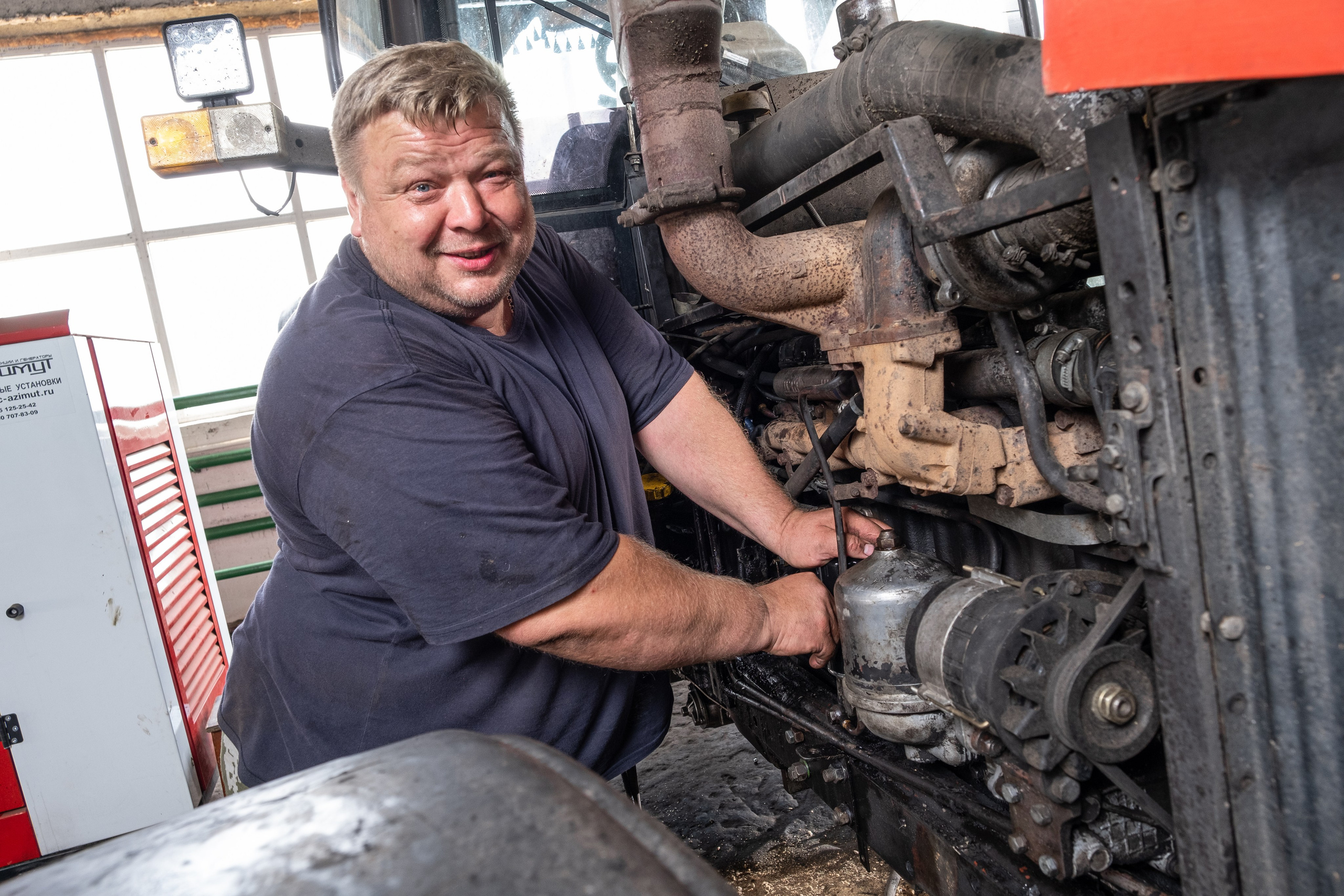 Слесарь автомеханик за работой в гараже