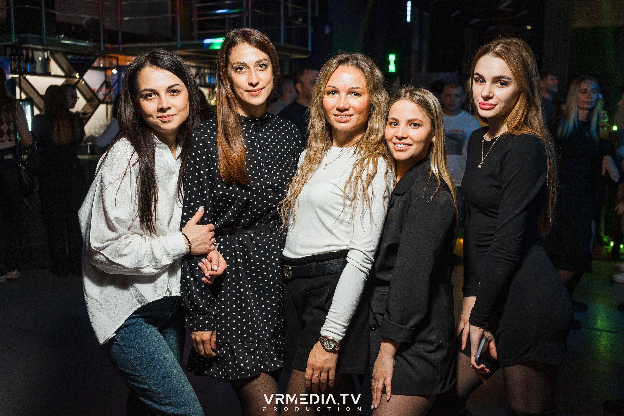 Бумажный дом в баре «Друзья»